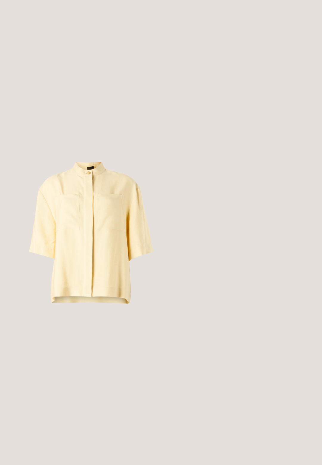 Kortærmet gul bluse med mandarin-krave, der har to forlommer og en glat overflade. Rent, minimalistisk design.; Lang, lys gul nederdel lavet af blødt stof med slids i siden og knaplukning, der har en glat tekstur og afslappet pasform.; Flatsko i cremefarvet læder med rundet tå og lille guldemblem på remmen.; BOSS Solbriller - nude beige; Kremfarvet rektangulær håndtaske med en enkelt rem og lynlås øverst, med en lille præget logo-plakette foran.; Et par guldfarvede creoler med afrundede perle-detaljer langs den ydre kant på en lys baggrund.