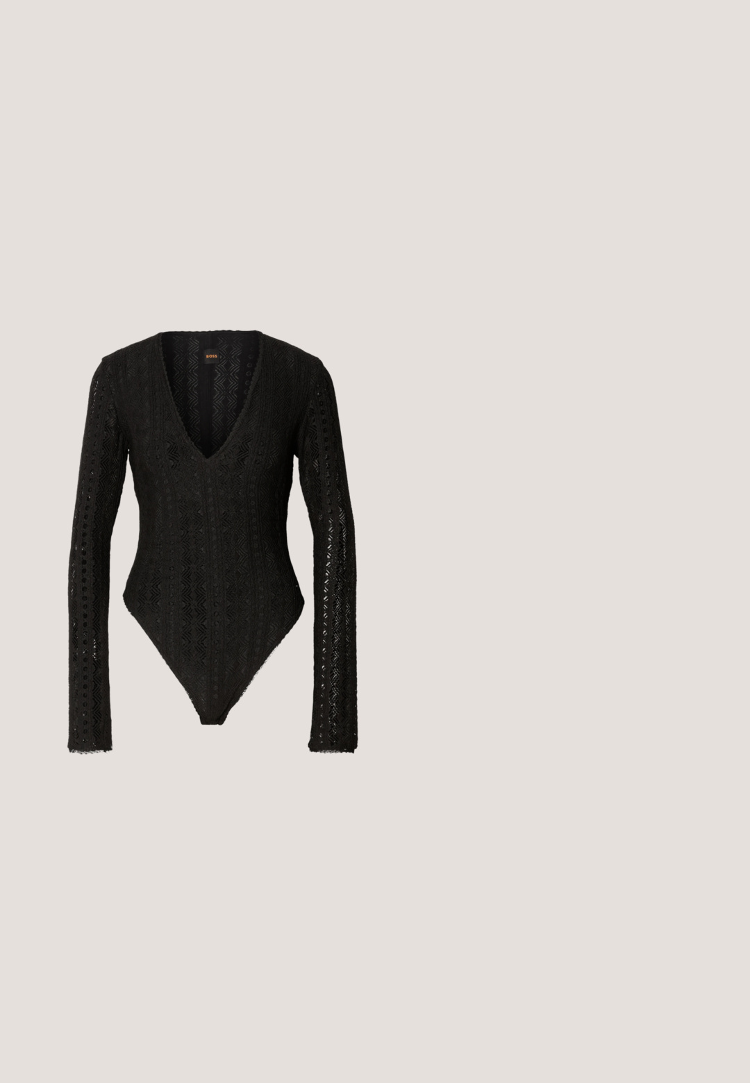 Čierny bodysuit s dlhými rukávmi, V-vystrihom, textúrovaným čipkovým vzorom a priliehavým strihom. Obsahuje zložitú výzdobu a vlnité okraje.; Hnedá kožená mini sukňa s dvomi prackami v páse, so hladkým povrchom, upraveným strihom a diskrétnymi vreckami.; Čierna kožená vysoká podpätková obuv s ostrou špičkou a úzkym ihličkovým podpätkom na bielom pozadí.; Čierne slnečné okuliare geometrického tvaru, zlatý kovový rám a priehľadné konce rámu. Obsahujú kryštálové akcenty v blízkosti pántov.; Čierna kožená taška typu tote s dvoma rukoväťami a malým zlatým logom umiestneným v strede blízko spodnej časti.; Strieborné kovové náušnice s okrúhlymi priehľadnými kryštálmi, s hladkým lešteným povrchom a cirkulárnym dizajnom s jemne vyvýšenými okrajmi.