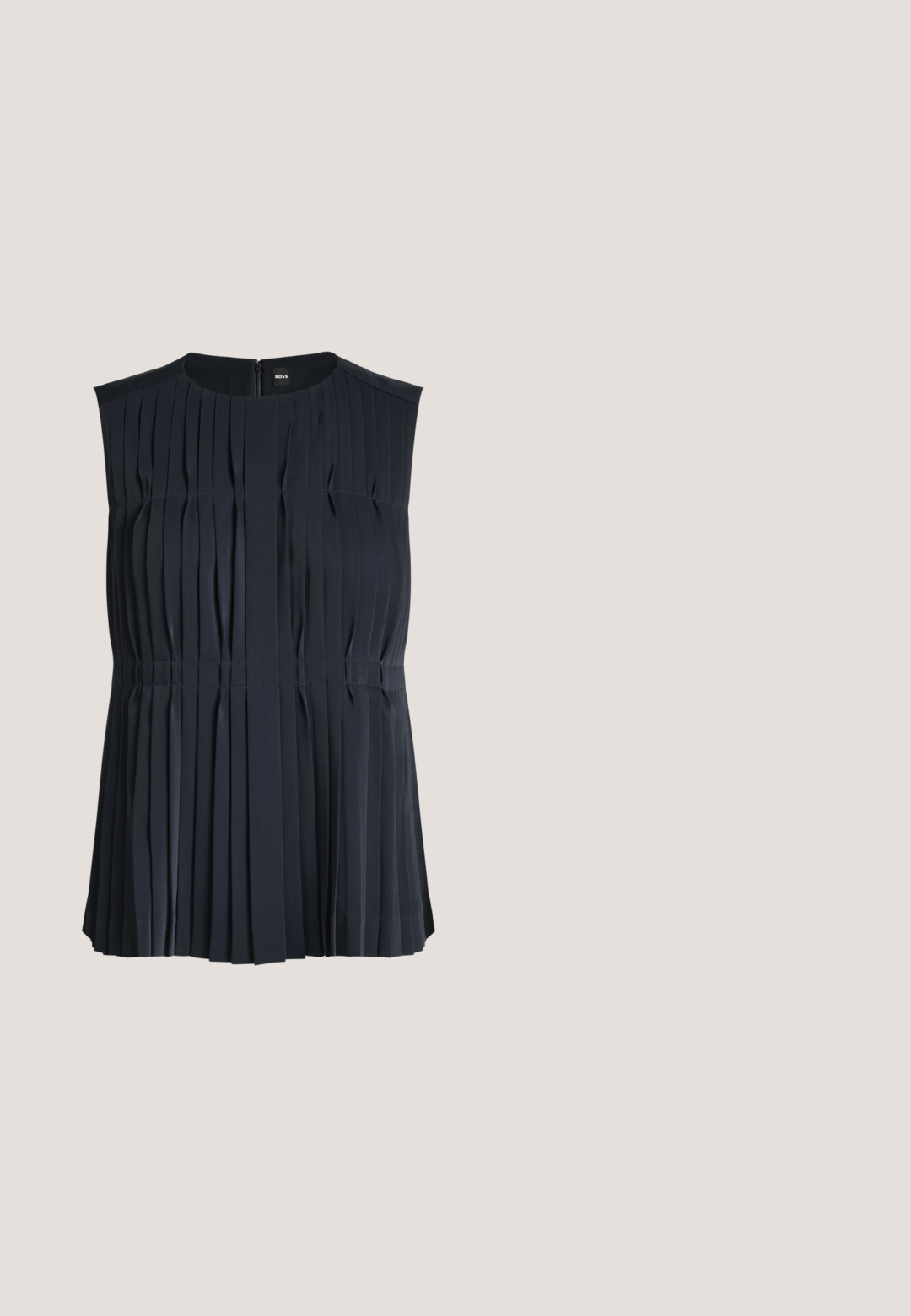 Zwart mouwloos topje met verticale plooien, een ronde halslijn en een rits aan de achterkant, weergegeven op een witte achtergrond.; Zwarte op maat gemaakte shorts met een gladde textuur, voorzien van een brede tailleband en een metalen gespdetails. Gestructureerd ontwerp met een geplooid front.; Zwarte gepatineerde leren slingback schoen met een spitse neus, uitgesneden zijkanten en een lage blokhak. Heeft een enkelband met een gesp.; Zwarte zonnebril met een oversized, hoekig ontwerp, donkerblauwe lenzen en subtiele gouden accenten op het montuur, gemaakt van soepel plastisch materiaal.; Zwarte tas met twee schouderbanden en gouden gespen, gecombineerd met een kleinere bijpassende zwarte ritszak aan de voorkant.; Gouden en zwarte oorbellen met een gebogen ontwerp, voorzien van heldere achterkant en een glanzende afwerking. Het zwarte gedeelte heeft een gladde textuur.