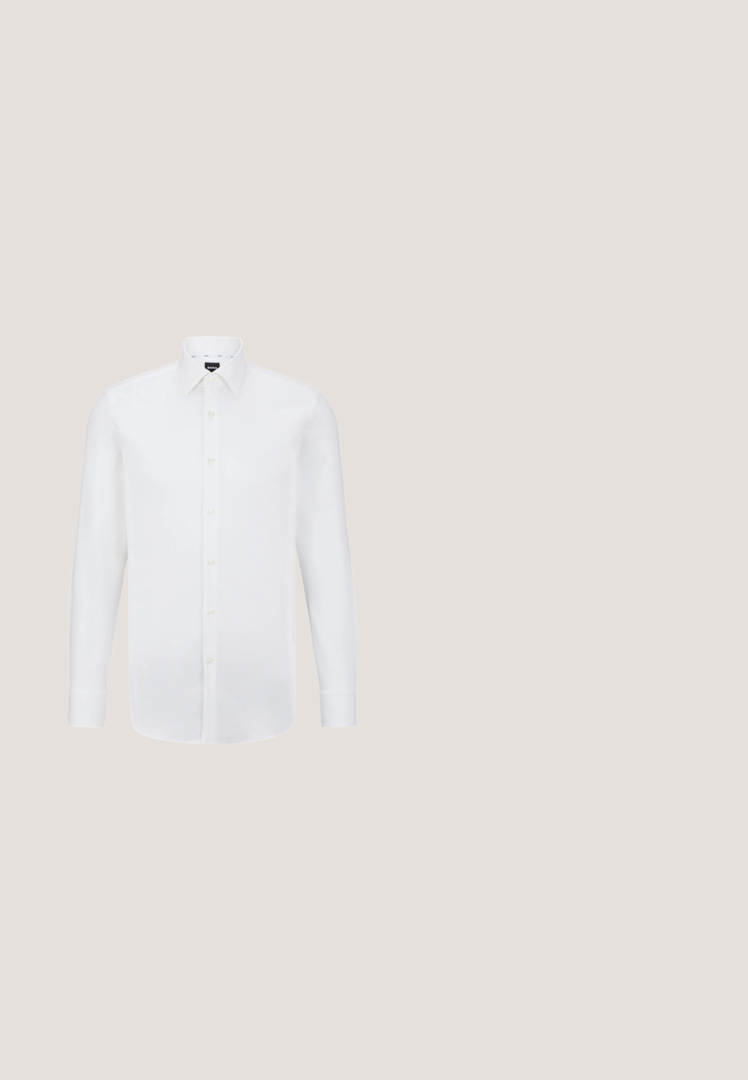 Chemise blanche à manches longues en tissu lisse, avec un col classique et une fermeture à boutons, au fit structuré et à légère brillance.; Pantalons gris clair en tissu texturé avec un design à jambes droites, plis simples et ourlets retroussés. Apparence minimaliste et sur mesure.; Chaussure habillée noire brillante en cuir à lacets flottant au-dessus d'un tapis beige avec une table ronde marron brillante en arrière-plan.; Cravate grise fine avec un micro-motif à carreaux blancs posée à plat sur un fond blanc.; Serviette en cuir noir texturé avec poignées supérieures et bandoulière amovible, montrant un petit logo avant sur fond gris neutre.; Ceinture en cuir noir avec une texture lisse, dotée d'une boucle rectangulaire en métal argenté et d'un accent logo en métal sur la sangle.