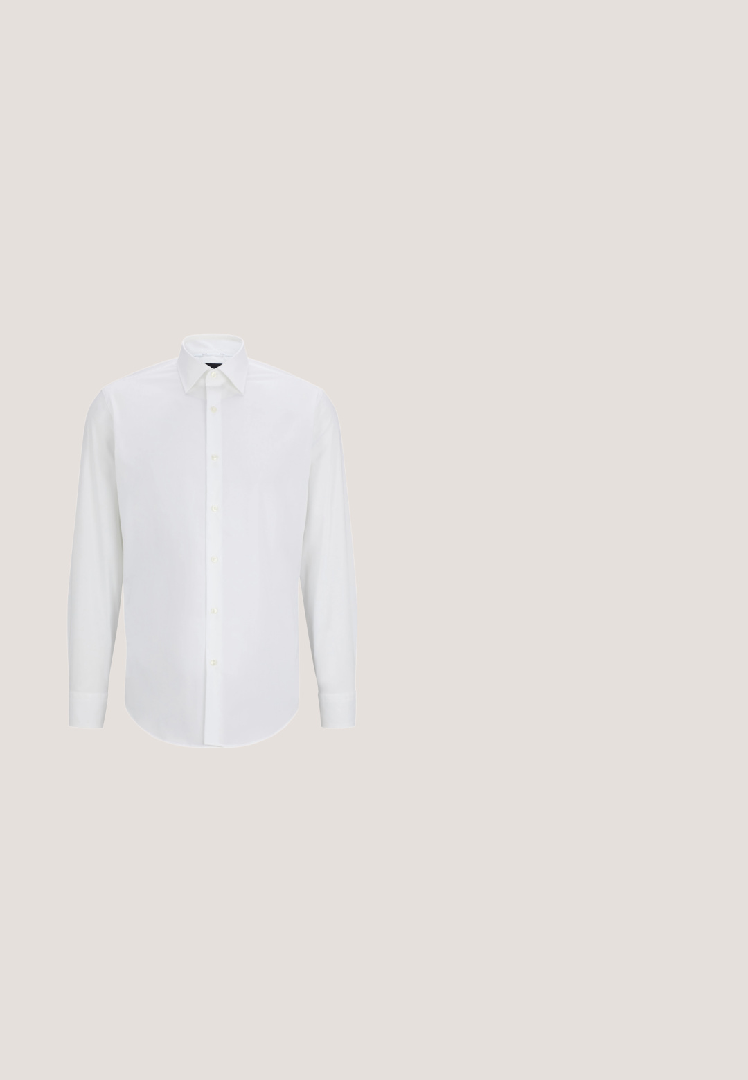 Valge pikkade varrukatega shirt sileda kangaga, millel on standardne krae, ees nööbiklapp ja ümmargune äär. Ei mingeid nähtavaid mustreid ega aktsente.; Kohandatud tumedashallid püksid sujuvast, tekstureeritud kangast; omadused on lame eesmine osa ja sirged sääred; minimalistik disain, ilma nähtavate aktsentideta.; Mustast nahast loafer kuldse metallist detaili ja "HUGO" logoga, eksponeeritud beeži vaiba ning pruunide läbipaistvate mööbliesemete taustal.; Õhuke hall lips, millel on peen valge mikroruuduline muster, laotatud tasapinnale valgel taustal.; Must tekstureeritud nahast portfell kahe käepidemega ja eemaldatava õlarihmaga, millel on hõbedane lukk ja metallist riistvara.; Must mustriba, mille siledus, hõbedane metallist pandla ja ühtne silmus reguleerimiseks. Omab puhtaid ja klassikalisi jooneid.