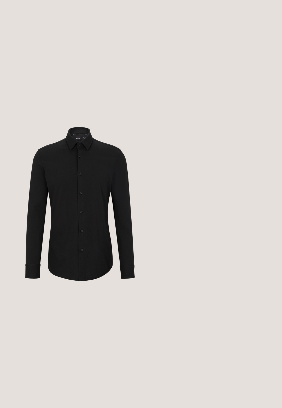 Zwart langemouwen shirt van textuurstof, met een knopenlijst aan de voorkant, puntige kraag en een afgeronde zoom.; Zwarte op maat gemaakte broeken met riemlussen, een voorkreuk en een rechte pijp op een effen witte achtergrond.; Zwarte leren dress shoe met een gladde textuur, spitse neus, zes veterogen vetersluiting en een lage rechthoekige hak. Subtiele merkopdruk aan de zijkant.; Strakke grijze stropdas met fijn wit micro-ruitpatroon, plat gelegd op een witte achtergrond.; Zwarte aktetas van getextureerd leer met twee handvatten en een afneembare schouderband, met een zilveren rits en metalen beslag.; Zwarte suède leren riem opgerold met een zilveren rechthoekige metalen gesp op een effen witte achtergrond.