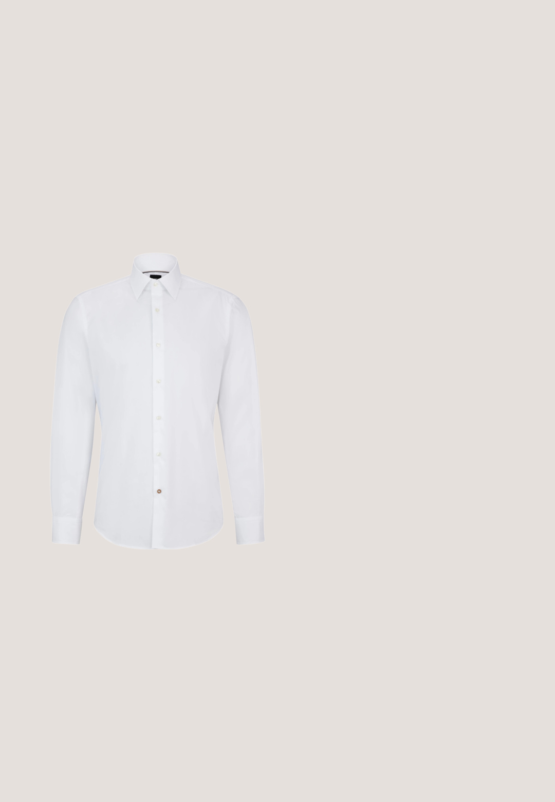 Chemise blanche à manches longues avec col boutonné, présentant une rangée de petits boutons et un accent de bouton contrastant.; Pantalons noirs cintrés avec une texture lisse, coupe droite, passants de ceinture et plis avant pour un look soigné.; Mocassins en cuir noir avec un talon bas, un orteil arrondi et des coutures décoratives. Présentent une bande subtile à travers le dessus avec un accent métallique.; Lunettes de soleil noires avec une monture carrée, verres gris, accents dorés sur les tempes et une finition brillante. Découpe distinctive au niveau du pont.; Cravate noire texturée nouée avec un nœud Windsor, présentée sur un fond blanc.; Ceinture en cuir noir avec une texture lisse, dotée d'une boucle rectangulaire en métal argenté et d'un accent logo en métal sur la sangle.