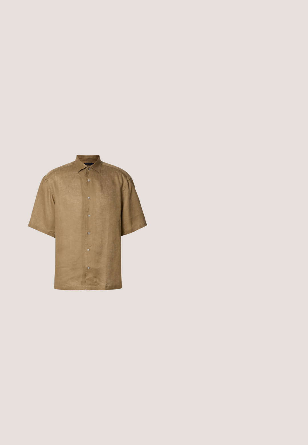 Camisa de manga corta, de botón, en tejido de lino de color marrón claro con un acabado texturizado, que presenta un cuello estándar y seis botones en el frente.; Pantalones cortos cargo beige hechos de tela ligera, con dos bolsillos laterales y un dobladillo doblado. Cierre de botón en la cintura.; Bota desértica de ante marrón con suela de crepé y cordones de dos ojales, mostrada suspendida sobre un suelo pulido cerca de una pared de bloques de vidrio.; BOSS Gafas de sol - gold-coloured; Collar de metal dorado con un diseño retorcido, textura suave y un cierre seguro, que presenta una forma de cadena continua.; Cinturón tejido de color beige claro con un patrón texturizado, complementado con acentos de cuero marrón oscuro y una hebilla de metal plateado.