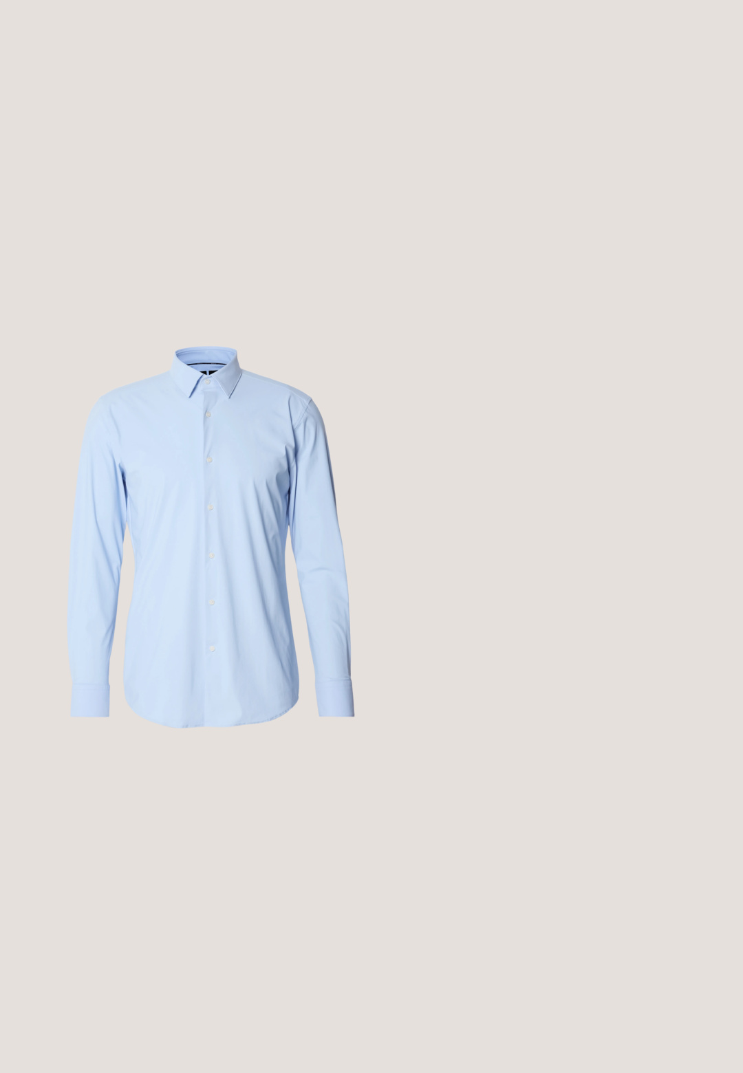 Lichtblauwe lange mouwen shirt gemaakt van een katoenmix, met een knoopsluiting aan de voorkant, enkele manchetten en een klassiek kraagontwerp.; Navyblauwe denim broek met een recht model, vijf zakken en een sluiting met knoop aan de voorkant. Gladde textuur met minimale stikseldetails.; Zwarte leren geklede schoen met een glanzende afwerking, ronde neus, vetersluiting, contrasterende stiksels en een lage rubberen hak.; Marineblauwe stropdas met een geometrisch patroon in lichter blauw. Gemaakt van een glad weefsel met een puntige onderkant. Meet ongeveer 147 centimeter lang.; Zwarte aktetas van getextureerd leer met twee handvatten en een afneembare schouderband, met een zilveren rits en metalen beslag.; Zwarte leren riem met een zilveren metalen gesp en rode stikselaccenten, met een gladde, matte textuur en een klassiek ontwerp.