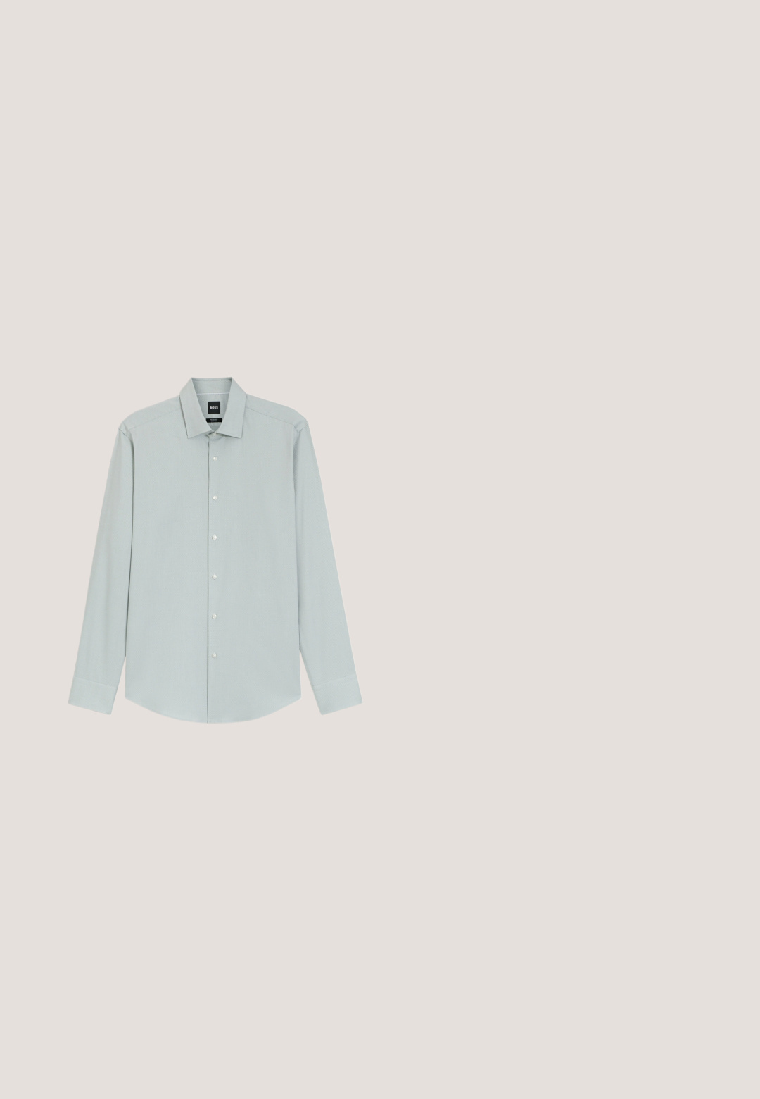 Camisa de vestir gris claro de manga larga con botones, cuello puntiagudo y textura sutil, mostrada extendida y completamente abotonada al frente.; Pantalones de vestir ajustados en gris oscuro para hombre, con trabillas y pliegues frontales, mostrados sobre un fondo blanco.; Zapato de vestir negro de cuero con un acabado pulido, punta redondeada, diseño con cordones y un tacón bajo apilado, que presenta un sutil detalle de costura.; Corbata de seda verde con un patrón de espiga texturizado, que presenta pequeños lunares negros y un extremo puntiagudo. Acabado suave, de ancho medio.; Maletín de cuero negro con doble asa, correa de hombro desmontable y cierre superior con cremallera, sobre un fondo claro y sencillo.; Cinturón de cuero negro con una hebilla rectangular plateada y un pequeño aro plateado adjunto, enrollado sobre un fondo blanco.