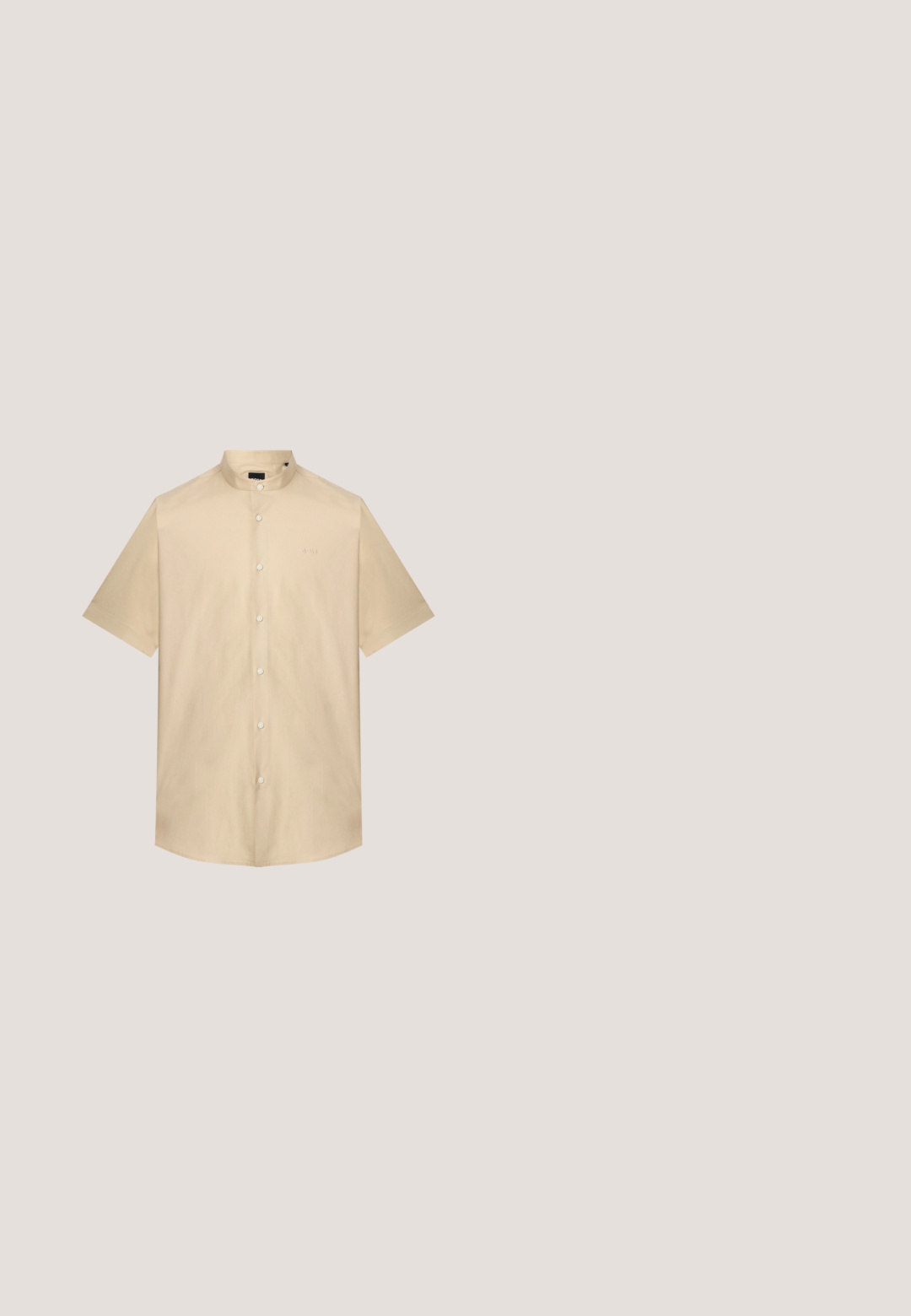 Beige kortærmet skjorte med knapper og mandarinhals med subtilt "BOSS"-logo på venstre bryst.; Brune bukser med en glat, mat tekstur, der har en folder foran og lige ben. Lavet af letvægts, åndbart stof.; Mørkebrun læderloafer vist i luften over beige tæppe med et poleret rundt træbord i baggrunden.; Mørkebrun slips med et subtilt diamantnetmønster i lyse beige og hvide accenter på en ensfarvet lys baggrund.; Mørkebrun stof messenger-taske med justerbar sort rem og lille sølvfarvet "BOSS"-logo på forklappen.; Mørkebrunt ruskindsbælte rullet med sort rektangulær metalspænde på en ensfarvet lys baggrund.