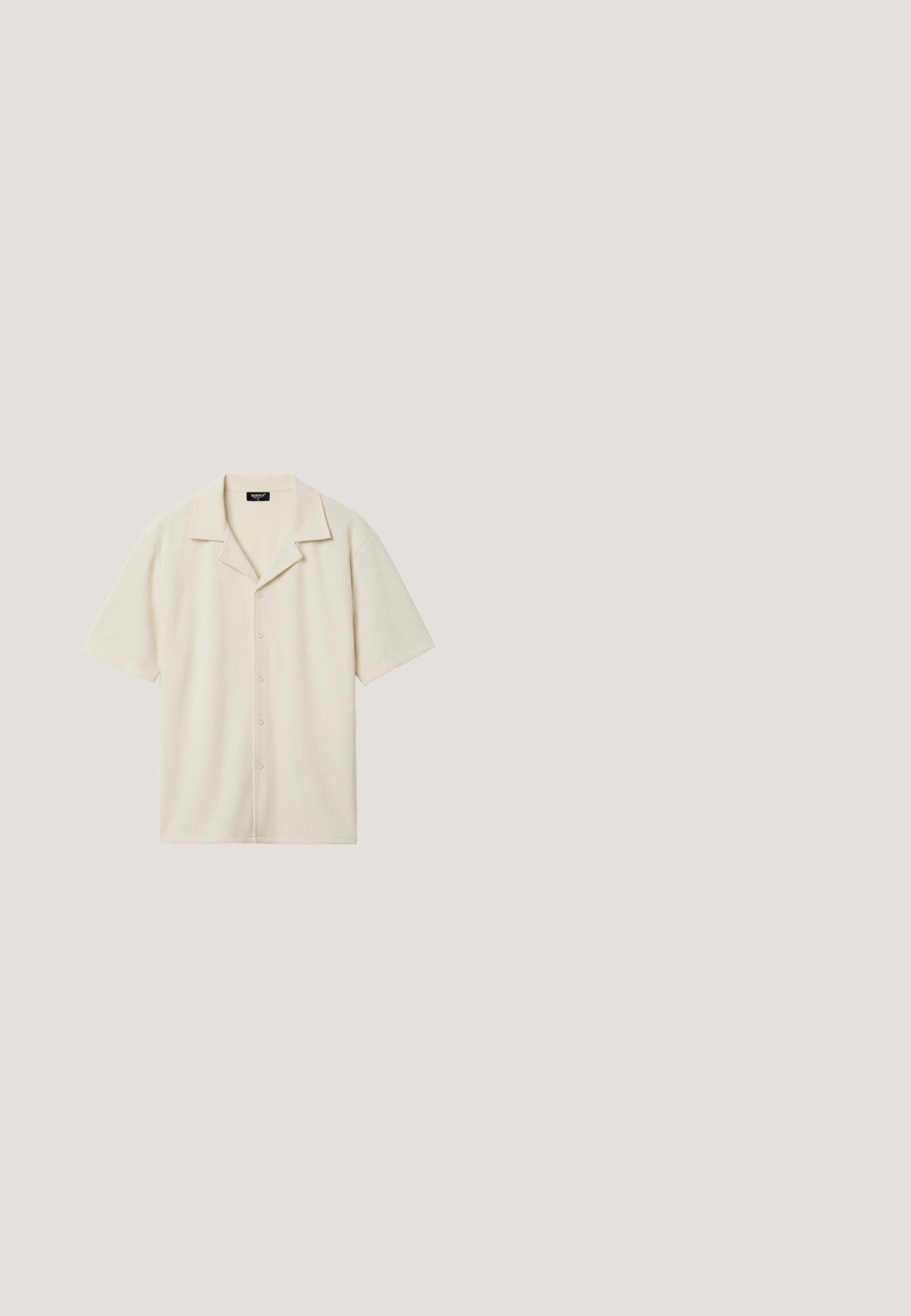 Chemise beige côtelée à manches courtes avec col et boutons sur le devant, posée à plat sur un fond blanc.; Pantalons en lin beige à coupe décontractée, avec des jambes fuselées et un devant plat. Ils comportent une taille élastique pour plus de confort et un minimum de détails de couture.; Chaussures en suède marron à enfiler avec un embout arrondi, des coutures décoratives et une boucle sur la sangle latérale. Semelle plate en cuir et tige texturée.; Lunettes de soleil rectangulaires écaille de tortue marron avec des verres foncés et des branches droites sur fond blanc.; Sac cabas en daim marron foncé avec des poignées noires et une pochette rectangulaire zippée assortie fixée à l'avant.; Ceinture en cuir tressé marron foncé avec boucle rectangulaire argentée et patch en cuir embossé de "Tiger of Sweden" sur fond blanc.