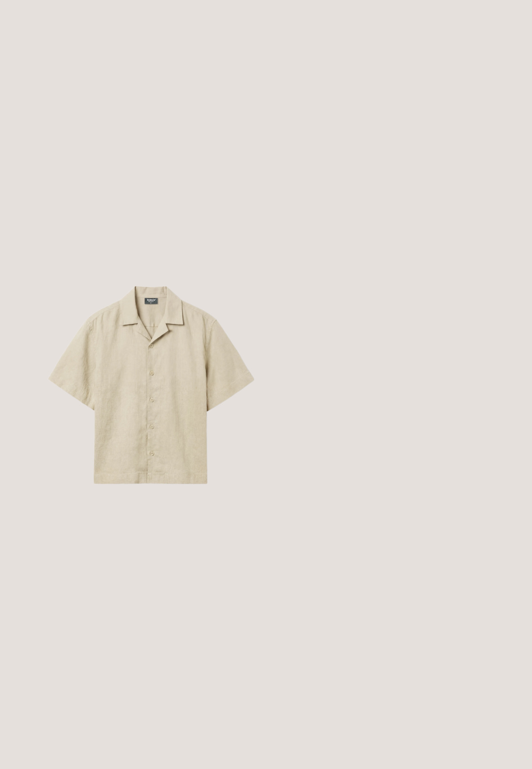 Beige overhemd met korte mouwen en knoopsluiting, campkraag, vijf knopen aan de voorkant en merklabel aan de binnenkant van de kraag.; Lichtblauwe shorts met een elastische tailleband, twee voorkruimels en een gladde textuur. Gemaakt van een zachte stof, geschikt voor casual gebruik.; Bruine suède slidessandaal met open teen, platte rubberen zool en een subtiel logodetail aan de zijkant. Overal een gladde textuur.; Rechthoekige schildpaddenzonnebril met donkere gradientlenzen, rustend op een wit oppervlak, schuin geplaatst om de details van het linker montuur te tonen.; Crèmekleurige canvas boodschappentas met voorvak, twee handvatten, verstelbare schouderriem en kleine gele "O.N.S" tekst rechtsonder op het vak.; Witte parelketting met zilveren strass tussenstukjes en een zilveren ketting sluiting, weergegeven tegen een eenvoudige lichte achtergrond.