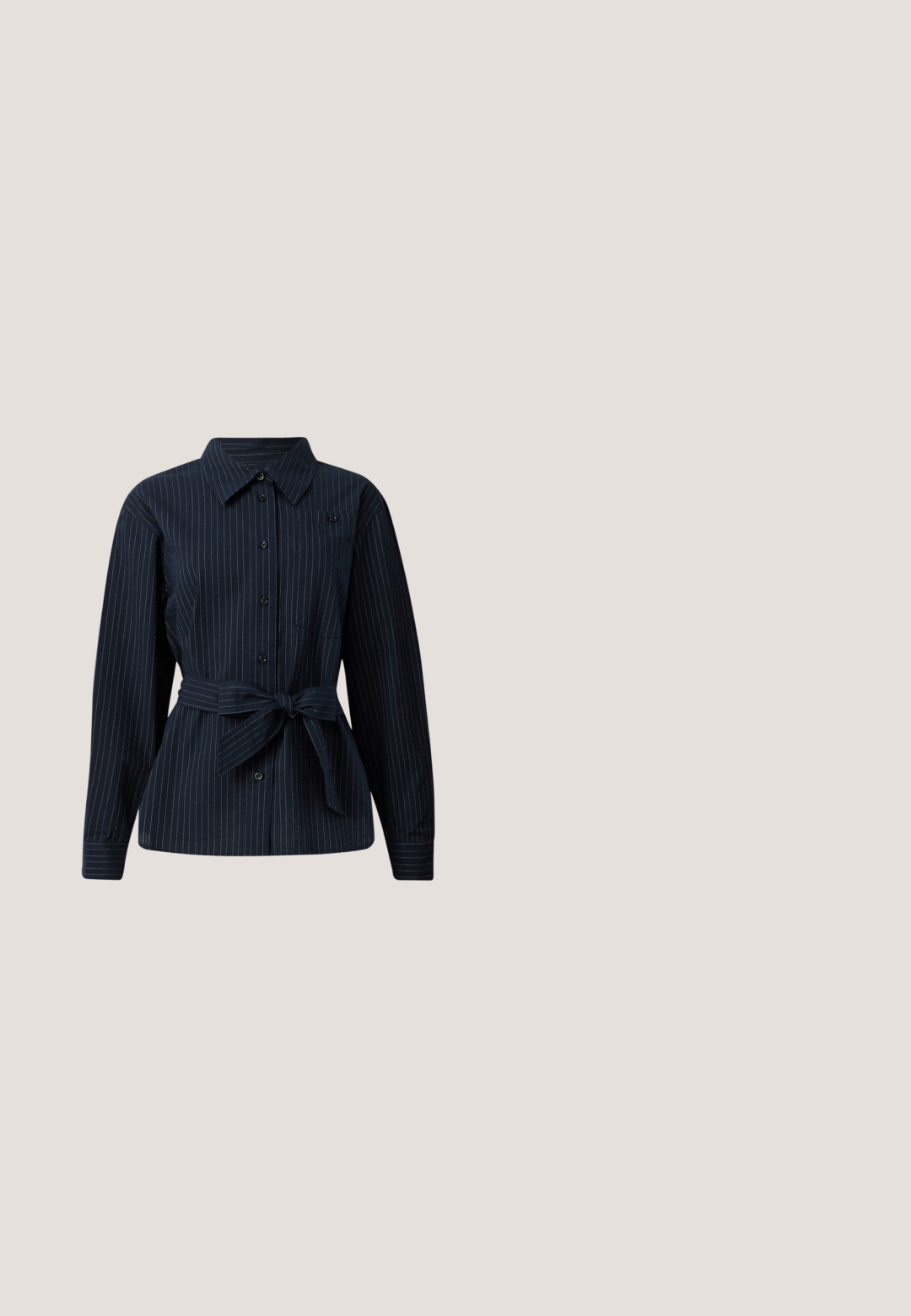 Chemise boutonnée marine foncé avec des rayures blanches verticales, manches longues, col, une poche poitrine et un détail de ceinture nouée à la taille.; Jean flare en denim bleu foncé avec un ourlet à volants, cinq poches et des coutures contrastantes orange. Taille mi-haute avec une fermeture à bouton sur le devant.; Chaussure à bout pointu noire avec bride arrière, talon bloc arrondi en bois et dessus en cuir lisse sur fond gris clair.; Petit sac à main en cuir bordeaux avec des détails froncés, une fine bandoulière et une fermeture argentée comportant deux gros boutons ronds.; Boucles d'oreilles créoles en or massif avec un design tubulaire légèrement tordu et des fermoirs à tige sur un fond blanc.; Ceinture en cuir rouge avec boucle rectangulaire argentée, extrémité en boucle et texture lisse, présentée enroulée à plat sur fond blanc.