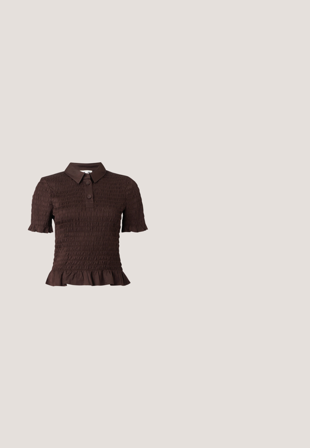 Blouse marron à manches courtes en tissu smocké texturé, patte à deux boutons, ourlet volanté et col classique.; Pantalons larges gris foncé avec un tissage texturé subtil, taille haute et fermeture frontale dissimulée.; Chaussure slingback en daim marron foncé avec un bout en cuir noir texturé pointu et un talon fin de hauteur moyenne.; Lunettes de soleil roses translucides de style œil de chat avec des branches dorées et des verres dégradés posées sur une surface blanche.; Sac à main en cuir bordeaux foncé avec motif texturé, poignée supérieure noire, accessoires dorés et bandoulière amovible sur fond blanc.; Boucles d'oreilles en argent avec un design ondulé et texturé, en forme de croissants superposés ; la finition polie accentue les qualités réfléchissantes.