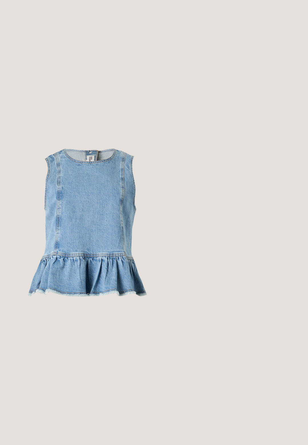 Αμάνικη ανοιχτό μπλε τοπ από denim με στρογγυλή λαιμόκοψη και ρεγκλάν βολάν στο τελείωμα, κλείσιμο με κουμπί στο πίσω μέρος του λαιμού.; Μακριά μπεζ φούστα με ριγμένο ύφασμα και λεπτομέρεια στριμμένου κόμπου στη δεξιά πλευρά, εμφανίζεται σε μονόχρωμο φόντο.; Καφέ δερμάτινο μοκασίνι με γυαλιστερό φινίρισμα, χαμηλό μαύρο τακούνι και ασημένια αγκράφα μπροστά, εμφανίζεται σε προφίλ σε λευκό φόντο.; Τσάντα ώμου από δέρμα σε ναυτικό μπλε, με λεία υφή, κυρτό σχήμα και ένα ρυθμιζόμενο λουρί. Διαθέτει ένα μικρό λογότυπο στο κάτω μέρος.; Ζευγάρι μικρών κόκκινων σκουλαρικιών κρίκων με ορθογώνιες κομμένες λεπτομέρειες και ασημένιες μεταλλικές ελαστικές κλειδώματα σε λευκό φόντο.; Λευκή δερμάτινη ζώνη με λεία υφή, που διαθέτει μια ορθογώνια ασημένια αγκράφα με ανάγλυφο γεωμετρικό σχέδιο.