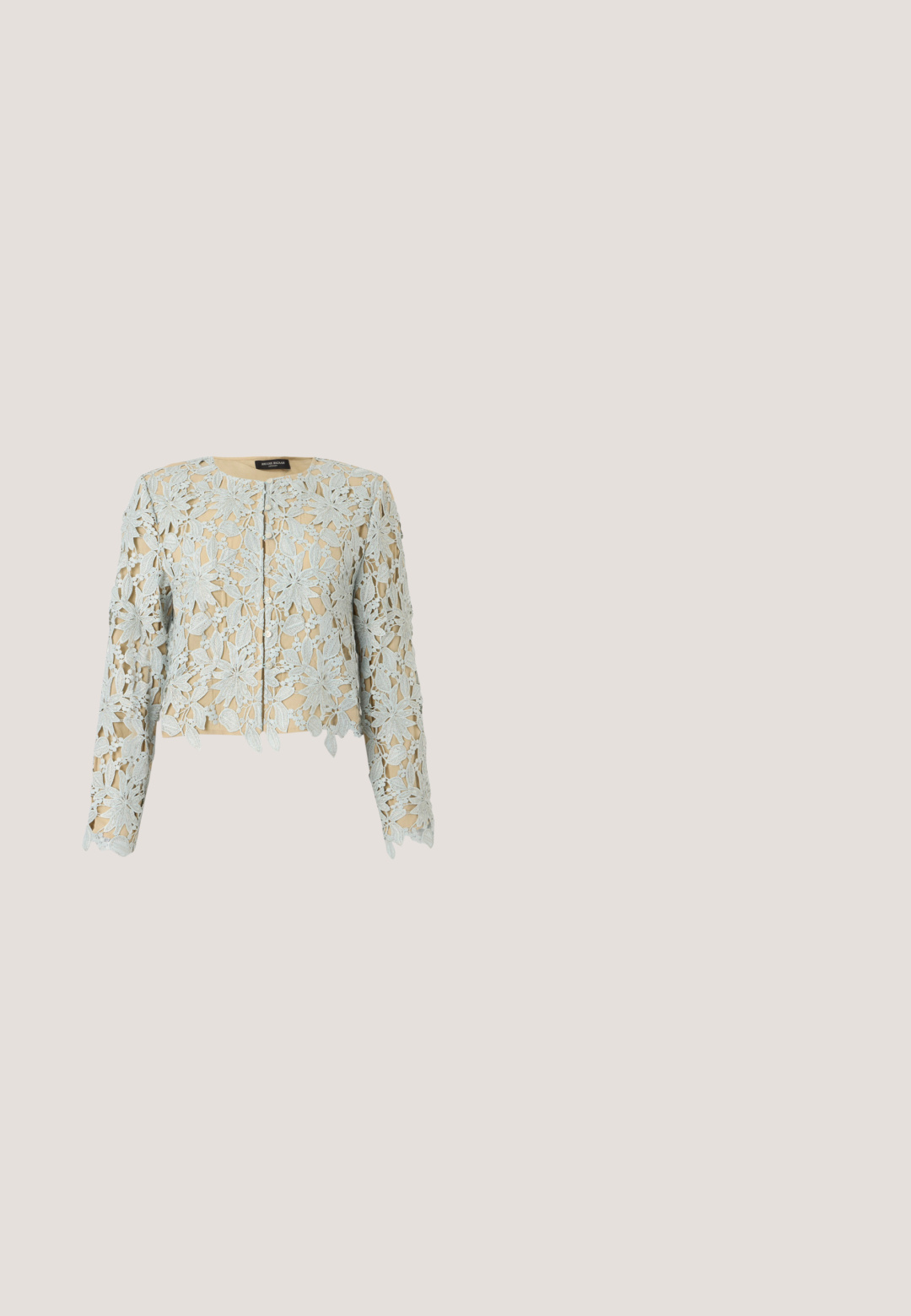 Veste beige à manches longues avec superposition en dentelle florale bleu pâle, col rond et fermeture boutonnée devant.; Jupe à volants blanche avec imprimé floral, présentant des fleurs pastel et des accents verts. Fabriquée en tissu léger, avec une taille froncée.; Sandale blanche à talon avec un bout pointu, sangle de cheville réglable et un talon carré épais. Texture lisse avec des détails de couture minimaux.; Lunettes de soleil carrées avec montures en métal doré et verres dégradés violet foncé reposant sur une surface blanche.; Sac à main blanc embossé croco avec un design incurvé, orné d'accents perlés colorés en vert, orange et beige, doté d'une bandoulière chaîne dorée.; Collier en chaîne en or avec diverses pierres précieuses, y compris vertes, violettes et roses, agrémenté d'accents en perle et de maillons délicats.