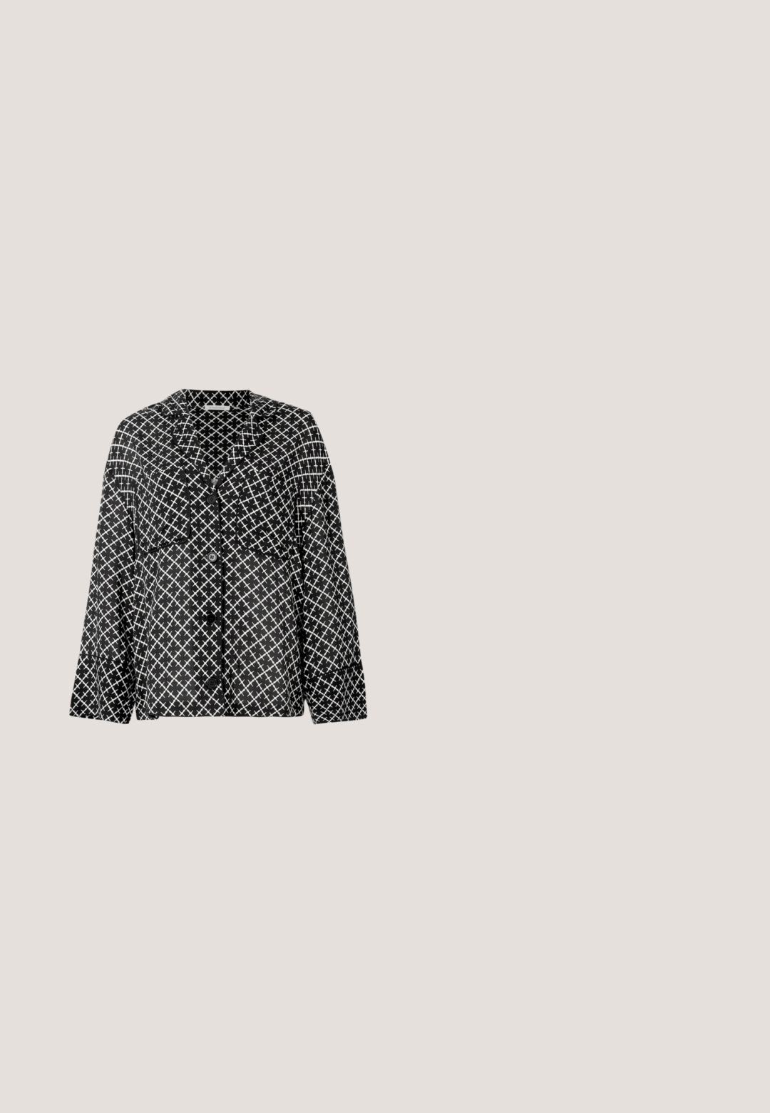 Zwart-witte shirt met patroon, met een kraag, voortzakken en knopen. Heeft een geometrisch kruislings ontwerp op een lichtgewicht stof.; Tweed mini-jurk in wit en zwart, met een ruitpatroon, zwarte accenten, twee voorkruiken en gouden knoopdetails.; Zwarte leren kniehoge laars met puntige neus en lage kittenhak tegen een effen lichte achtergrond.; Zwarte rechthoekige zonnebril met stevige donkere lenzen, voorzien van gequiltte zwarte armen en een gouden logo-accent.; Zwart-witte leren handtas met gebogen vorm, bovenhandvat en decoratieve zilveren gesp op de voorflap.; Een paar zilveren vierkante oorknopjes met heldere ronde kristallen in het midden op een effen witte achtergrond.