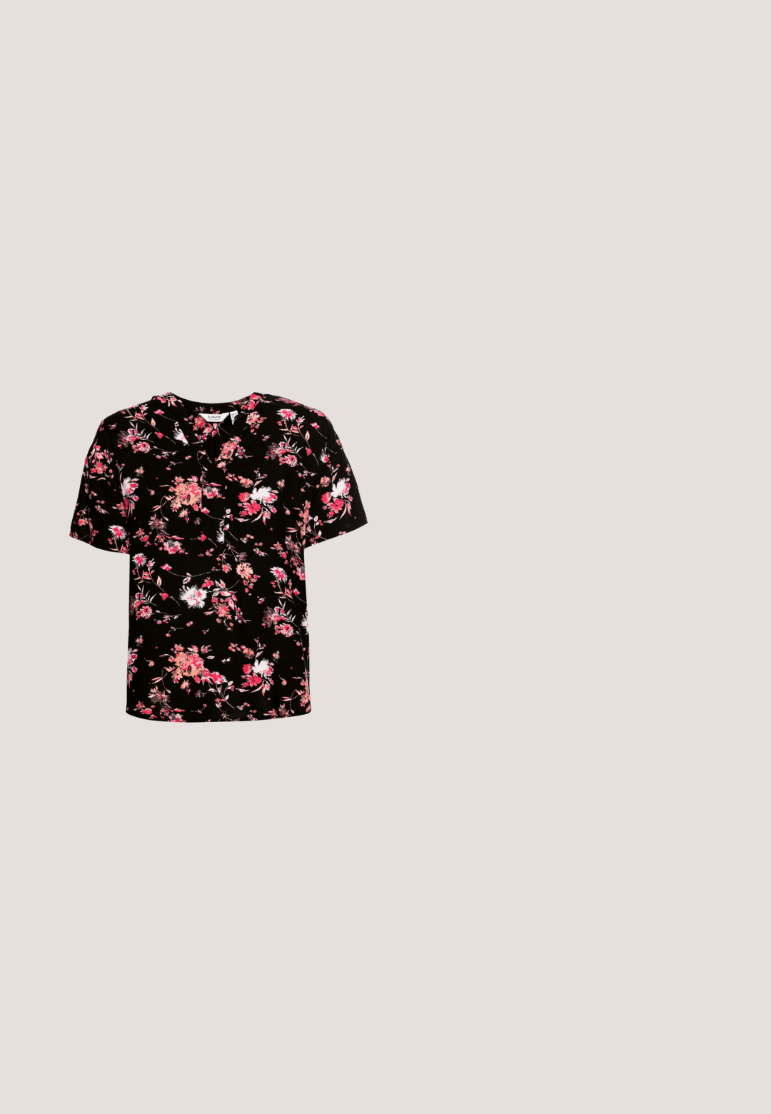 Sort kortærmet bluse med blomstertryk i pink og hvid. Har en V-hals og blød, tekstureret stof.; Sorte shorts med elastisk talje og volangdetalje, lavet af et tekstureret stof, med sidelommer og en afslappet pasform.; Sorte lædersandaler med et korsremdesign, justerbar spænde og en tekstureret sål med riller for bedre greb.; Brune skildpadde solbriller med en vintage katteøje-form og brune linser. Har buede arme med røde detaljer.; Sort læderhåndtaske med en triangular form, skrå klap og et rundt håndtag. Har en glat overflade og minimalistiske design detaljer.; Sølv hoops øreringe med et slankt, forlænget design. Lavet af poleret metal med en glat overflade og minimalistisk stil.
