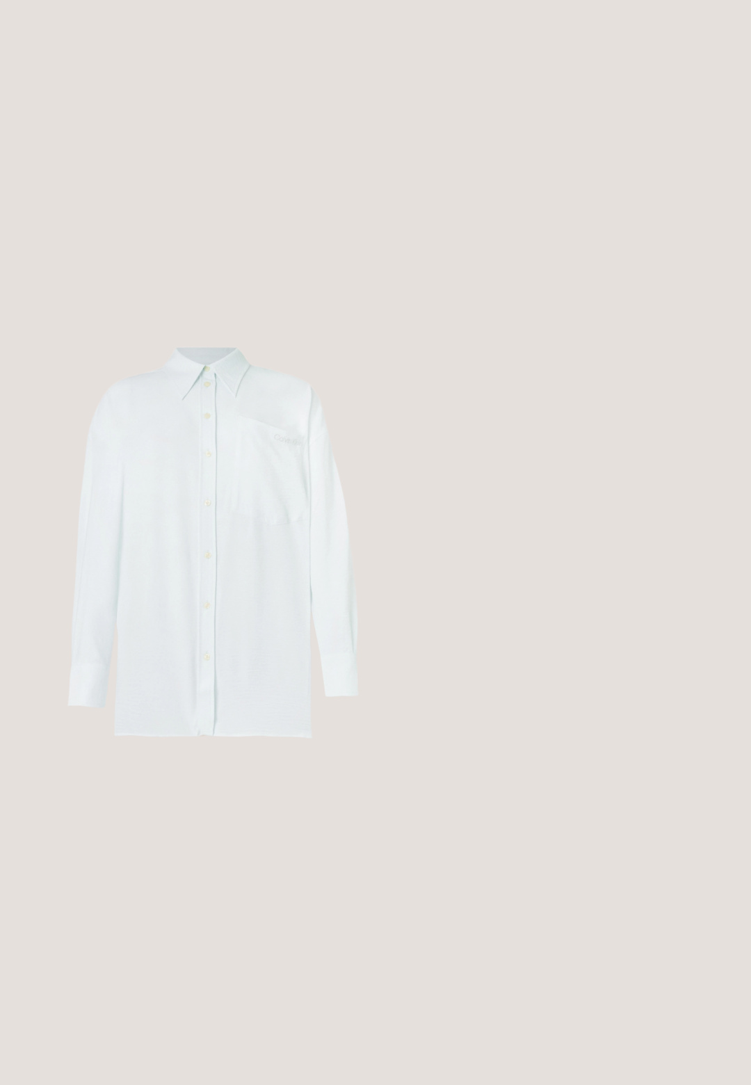 Camisa de botones de color azul claro con cuello, mangas largas y un bolsillo en el pecho. La tela parece suave con una textura sutil; presenta botones amarillos.; Vaqueros de pierna ancha azul claro confeccionados en denim, con un diseño clásico de cinco bolsillos y una sutil textura deslavada. La costura del denim es visible.; Zapatos de cuero negro tipo slingback con punta afilada, diseño curvado y correa ajustable con hebilla. Textura suave, suela plana y detalles mínimos.; Gafas de sol rectangulares color melocotón claro con montura gruesa y lentes tintadas a juego sobre un fondo claro y liso.; Bolso de hombro blanco de Calvin Klein con asas largas, forma rectangular, cierre de cremallera y charm decorativo con el logo colgando cerca del asa.; Pendientes de aro de acrílico transparente con acentos dorados, que presentan un diseño curvado y un cierre transparente. Textura suave, estilo minimalista.