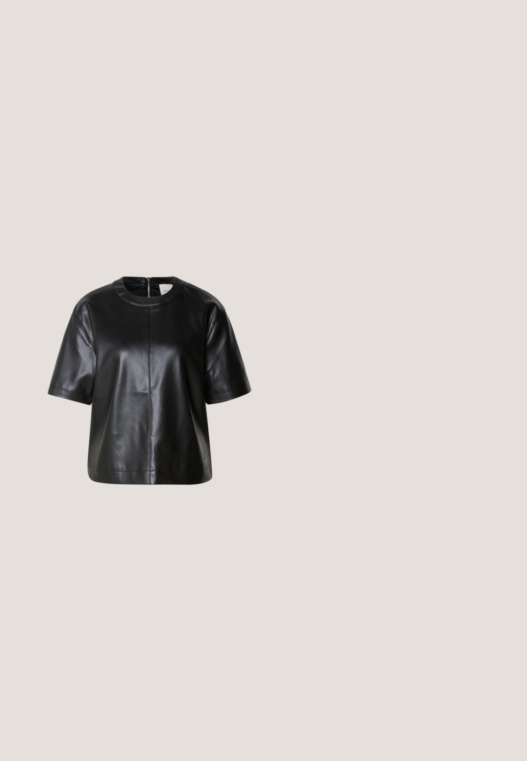 Top corto de piel negra de manga corta con cuello redondo y cierre de cremallera en la parte posterior. Presenta una textura suave y un diseño de corte relajado.; Pantalones negros de corte relajado con cintura elástica y cordón, exhibidos sobre un fondo blanco liso.; Zapato de tacón alto tipo slingback puntiagudo negro con paneles de malla y hebilla dorada en la correa del tobillo, mostrado sobre un fondo blanco.; Gafas de sol negras de estilo cat-eye con lentes oscuros, que cuentan con varillas texturizadas en negro y un sutil acento dorado en el marco.; Bolso de mano rectangular negro con patrón texturizado, cierre dorado y detalle de cadena, y una correa de hombro delgada y ajustable.; Pendientes de oro con colgantes en forma de corazón, acentuados por una fila de pequeños pedrería en el aro. Superficie reflectante y lisa.