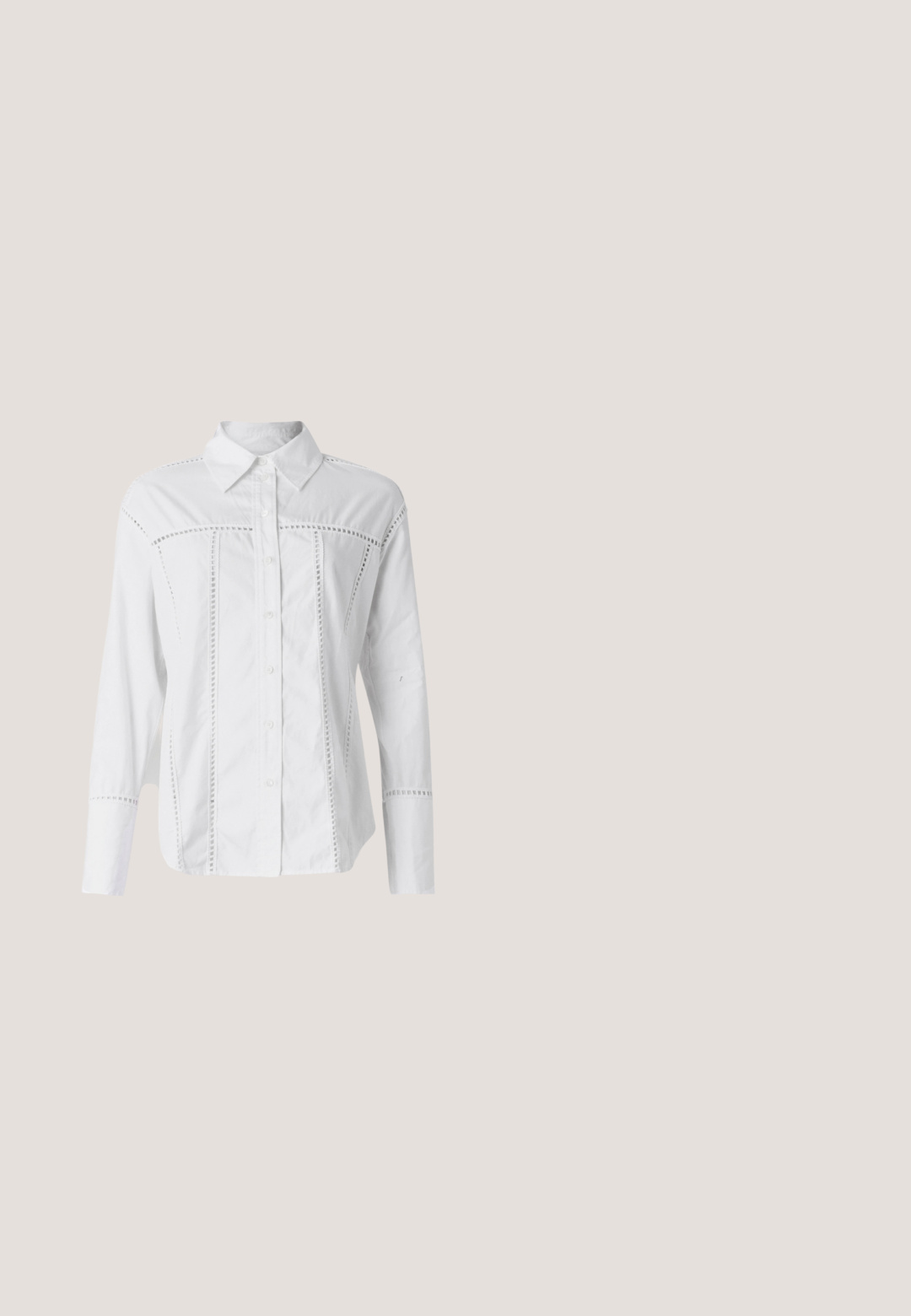 Chemise blanche à manches longues en coton avec un bouton-pression à l'avant, comportant des découpes verticales le long des coutures et un col classique.; Jean en denim bleu foncé avec une coupe droite, style cinq poches, fermeture éclair à l'avant et bouton. Tissu durable avec des détails de couture subtils.; Sandale à talon haut en cuir verni noir avec bout ouvert et fine bride à la cheville avec boucle sur fond blanc.; Lunettes de soleil noires rectangulaires avec des verres dégradés. La monture en plastique épaisse présente une courbe unique en haut et un accent logo distinct sur le côté.; Sac en cuir noir avec une poignée arrondie, fermeture éclair en argent, bordure en fourrure blanche et un long gland crème attaché à l'avant.; Boucles d'oreilles en argent en forme de créoles avec une finition incurvée et brillante, et un design sans couture. Équipées d'une fermeture à charnière pour un port sécurisé.