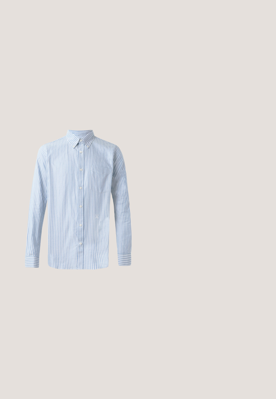 Hellblaues Button-up Hemd mit vertikalen weißen Streifen, langen Ärmeln und einer Brusttasche. Es hat ein kleines Logo im unteren Bereich.; Beige maßgeschneiderte Hose mit Falten, geraden Beinen, Gürtelschlaufen und verdecktem vorderem Verschluss, vor neutralem Hintergrund.; Polierter dunkelbrauner Lederschuh mit Schnürsenkeln, schwebt über einem beigen Teppich vor einem passenden beigen Sofa.; Beige rechteckige Gucci-Sonnenbrille mit dunklen Gläsern und GG-Muster auf dem Rahmen, Gucci-Logo an den Bügeln, vor weißem Hintergrund.; Gestreifte Krawatte in Brauntönen, Beige und Marineblau. Hergestellt aus glattem Stoff mit spitz zulaufendem Ende und markantem horizontalem Muster.; Brauner Ledergürtel mit einer polierten silbernen Metallschnalle, der eine glatte Textur und mehrere Einstelllöcher entlang des Riemens aufweist.