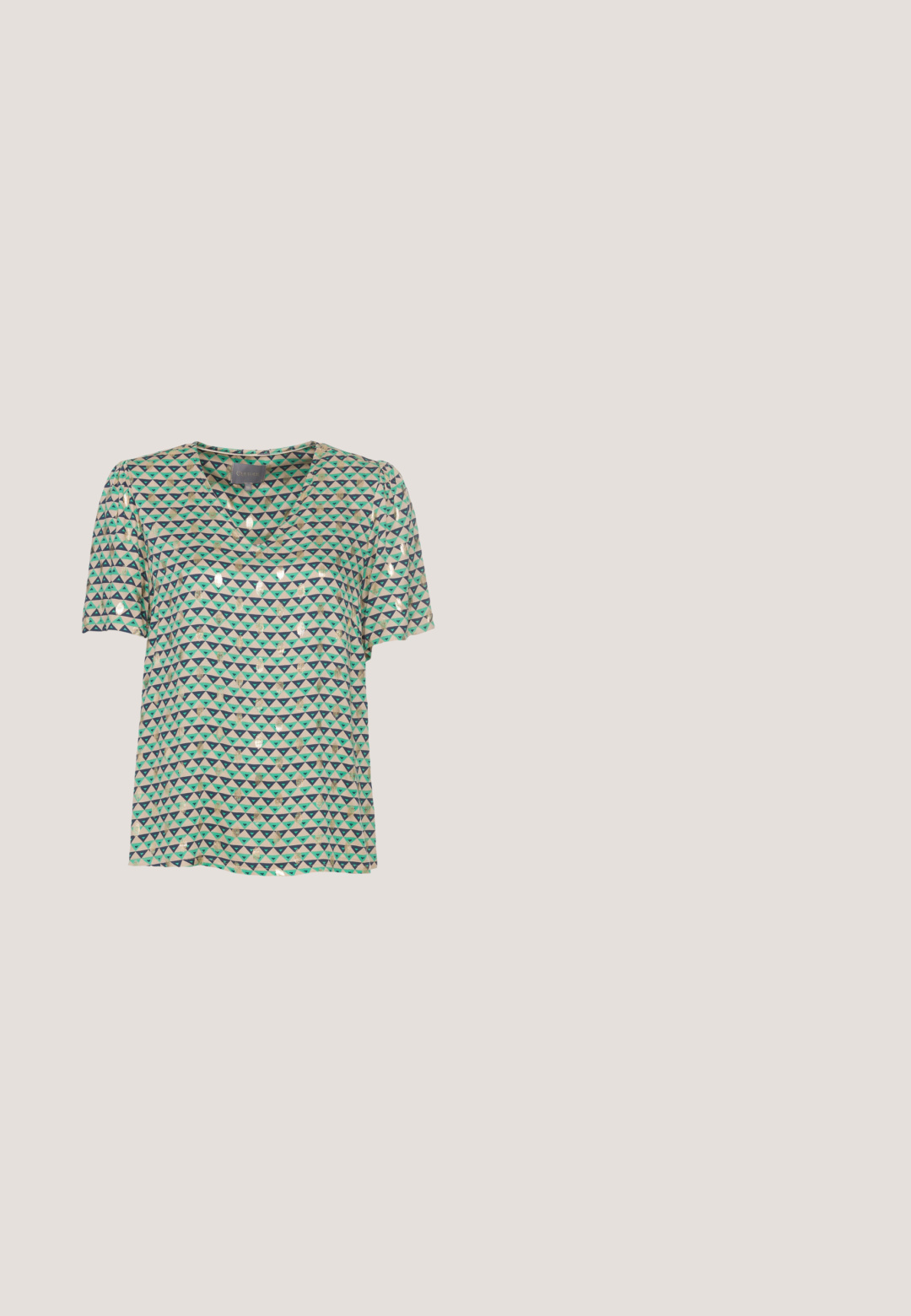 Kortærmet bluse med V-udskæring i let stof, der har et geometrisk trekantsmønster i grøn, beige og marineblå med metalindslag.; Sorte skræddersyede bukser med høj talje, plisseringer og indsnævret ben. Glat stof uden synlige mønstre eller udsmykninger.; Sorte ruskinds høje hæle sandaler har et ankelstrop med spænde, åben tå design og en kraftig hæl. Glat tekstur og minimalistisk stil.; Storede sorte oversized solbriller med katteøjeform, mørkt tonede linser og glansfuldt plastisk stel. Har tykke stænger for støtte.; Sort clutch taske lavet af ruskind med en struktureret overflade, udstyret med en guld kædestrop og et elegant, kantet design.; Guld snoede hoops øreringe med en glat overflade, der har en transparent baggrund og hardware i guldtoner.