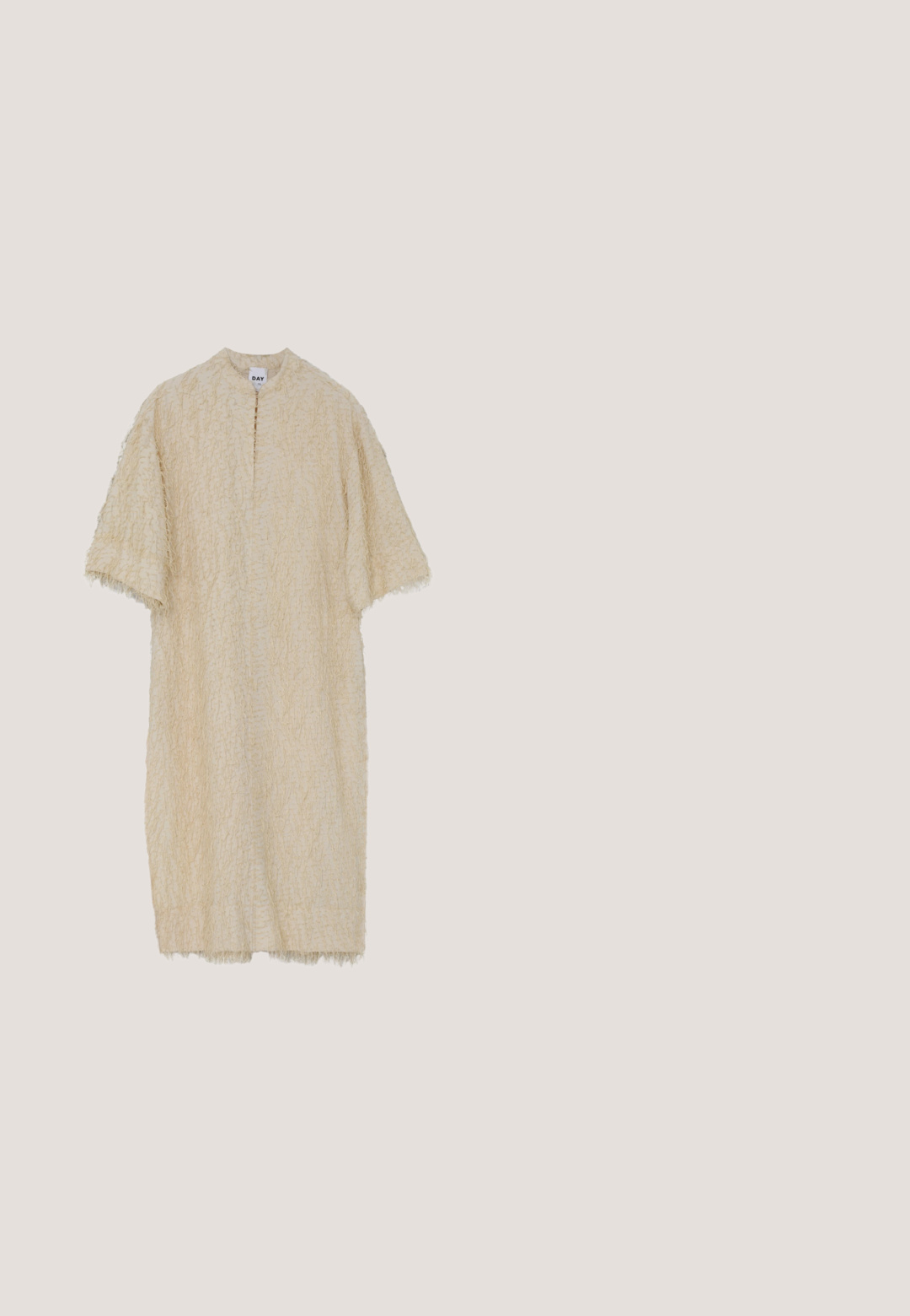 Robe ample de couleur crème avec un tissu texturé et duveteux. Comprend des manches courtes, un col rond et une coupe droite. Sans fermetures.; Pantalon beige à jambes larges avec motifs brodés en œillets et ourlet festonné, doté d'une taille haute et d'une fermeture frontale.; Botte hautes en cuir synthétique à motifs dans des tons crème et noir, avec un bout pointu et un petit talon carré orné d'une boucle.; Lunettes de soleil écaille de tortue avec des verres ronds, teinte dégradée et accents en métal doré sur les branches. Monture en plastique lisse avec une finition brillante.; Sac à main à franges en daim beige avec une poignée supérieure ronde et une bandoulière réglable. Il présente une fermeture à nœud papillon et un détail de logo doré.; Bracelet délicat en chaîne d'or avec petites pierres claires et un pendentif circulaire central incrusté de cristaux, doté d'un fermoir réglable et d'une étiquette de marque.