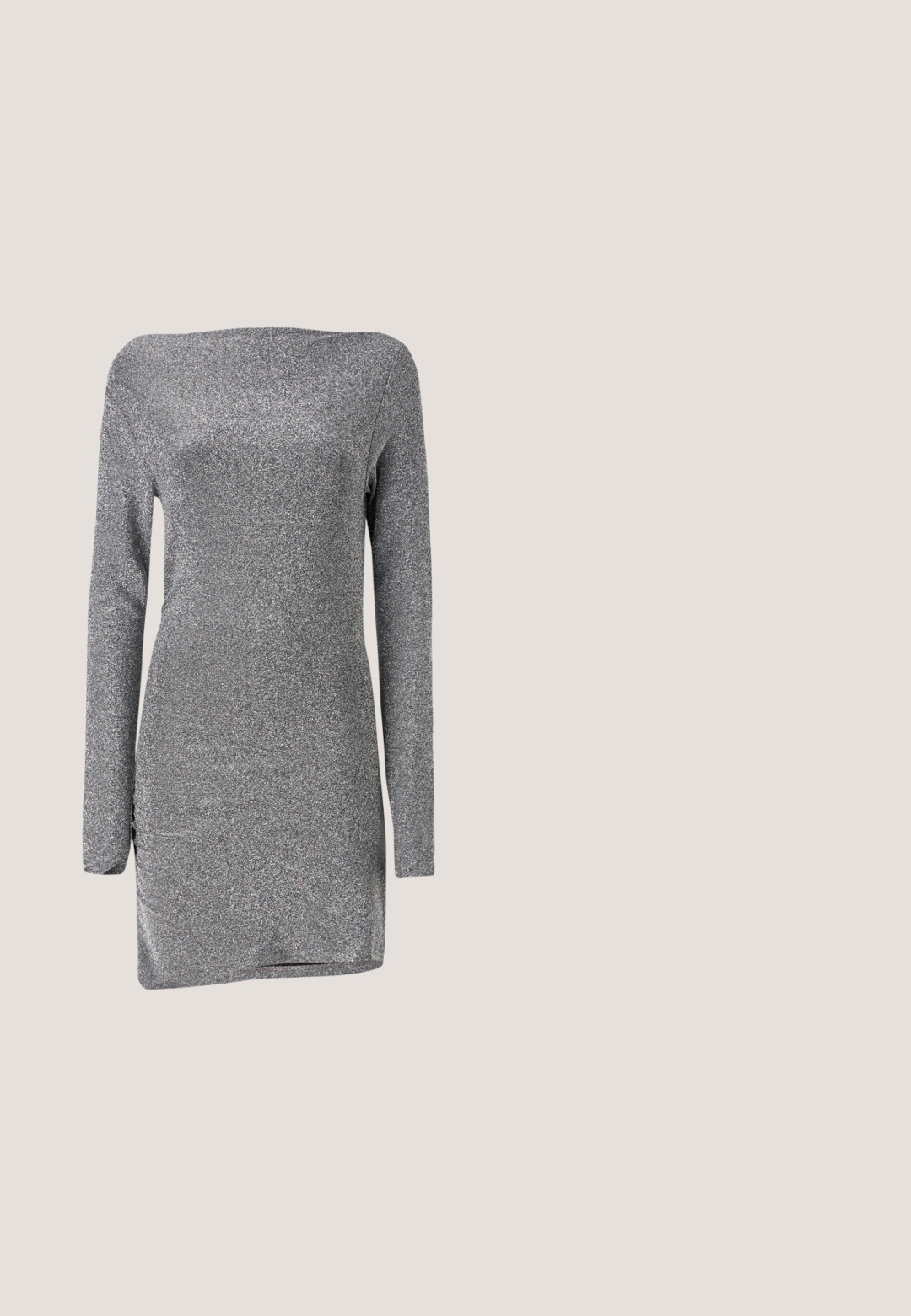 Robe argentée à manches longues avec une silhouette ajustée, fabriquée dans un tissu texturé et scintillant, dotée d'un décolleté à épaules nues et d'une fente sur le côté.; Tapis en peluche gris avec une surface texturée, présentant un design moelleux. Les bords sont irréguliers, renforçant l'apparence douce et confortable.; Bottes noires en cuir à talons aiguilles, montant jusqu'au genou, avec une pointe fine et une texture lisse. Le talon est de style bloc, ajoutant de la stabilité au design.; Lunettes de soleil ovales noires avec verres foncés teintés et logo ALDO sur les branches, présentées sur un fond clair.; Petit sac de soirée argenté recouvert de strass scintillants avec une poignée métallique ronde et deux pampilles décoratives à l'avant.; Boucles d'oreilles en argent en forme de cœur, ornées de fils tombants de strass transparents pour plus d'éclat et de texture.