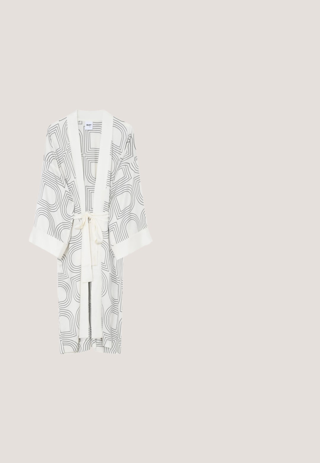 Hvid kimono-stil badekåbe med sorte geometriske linjemønstre, brede ærmer, slå-krave og bindebånd i taljen.; Beige shorts med sorte botaniske og vintage-inspirerede skitser, inklusive blomster, blade, insekter, sneglehus og saks, med elastisk taljebånd og snore.; Beige åbne tå hæle mules med en glat mat finish, prydet med dekorative klare rhinsten arrangeret i et mønster på overdelen.; Rammefri ovale solbriller med brune gradientlinser, metalstel i guldfarve og skildpaddefarvede stænger, der hviler på en hvid overflade.; Beige vævet clutchpung med rundet form, med marmoreret lås og tilknyttet delikat gylden kæderem på hvid baggrund.; Clip-on øreringe i guldfarve med faldende rhinstenkæder og hængende hvide perler på en hvid baggrund.