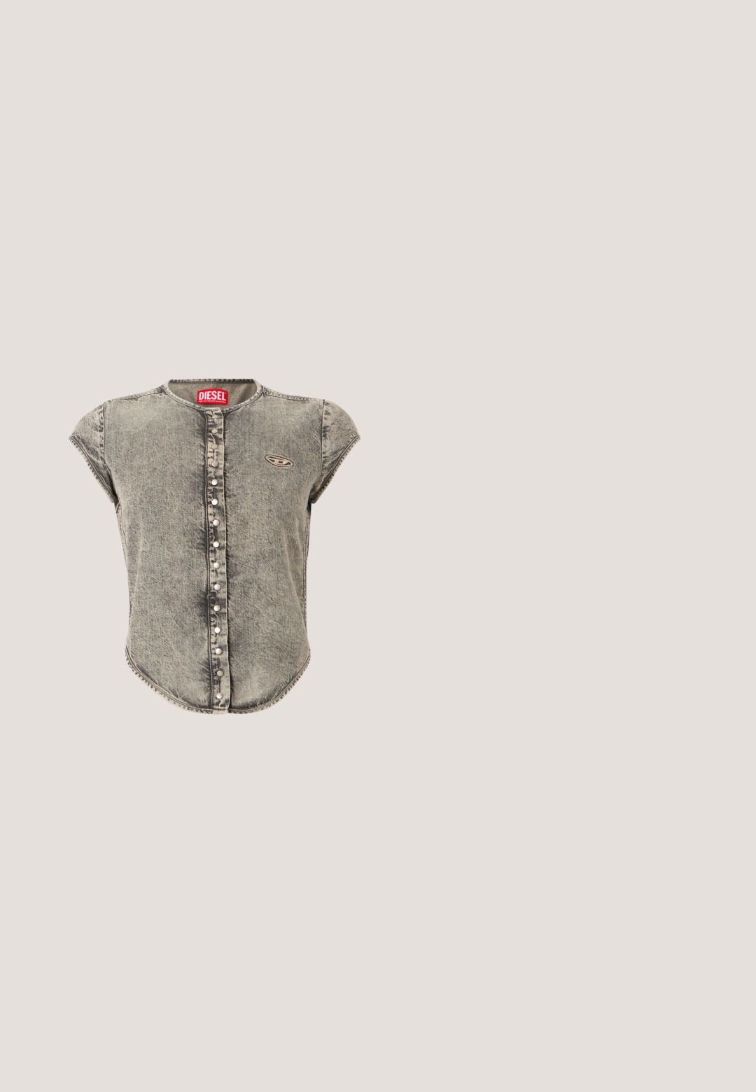 Haut sans manches en denim délavé à l'acide avec boutons-pression sur le devant et étiquette logo Diesel au col et sur la poitrine.; Jean évasé bleu en denim, présentant une finition délavée, deux poches avant, deux poches arrière, et une fermeture à double bouton à la taille.; Bottine en cuir noir avec un bout pointu, un haut talon aiguille, un revers, et un détail décoratif en boucle dorée au niveau de la cheville.; Sac à main en cuir noir avec un design froncé et un détail en forme de nœud sur le devant. Dispose d'une poignée courte et d'accents de quincaillerie argentée.; Paire de petites boucles d'oreilles créoles argentées brillantes avec une base ronde, présentées sur un fond clair uni.; Ceinture en cuir noir roulée avec une boucle rectangulaire argentée et une pointe de ceinture géométrique argentée unique sur fond blanc.