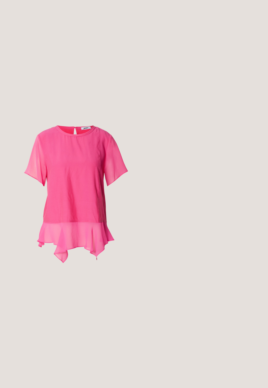 Haut rose à manches courtes en tissu léger, avec un col rond, un dos à trou de serrure et un ourlet superposé à volants.; Pantalons noirs à jambes larges en tissu lisse, avec une taille ajustée, trois plis et un ourlet net à la longueur de la cheville.; Sandale noire à talon haut avec bride à la cheville, bout ouvert, empeigne en mesh, et accent décoratif métallique rond à l'avant.; Lunettes de soleil ovales en écaille de tortue avec verres foncés et logo Gucci sur la branche, présentées sur une surface claire.; Sac à main en cuir noir de forme rectangulaire, doté d'une anse supérieure et d'accents en métal doré. Texture lisse, design minimaliste.; Anneau en or poli à forme lisse et irrégulière avec une gravure subtile à l'intérieur de l'anneau, posé sur un fond clair uni.
