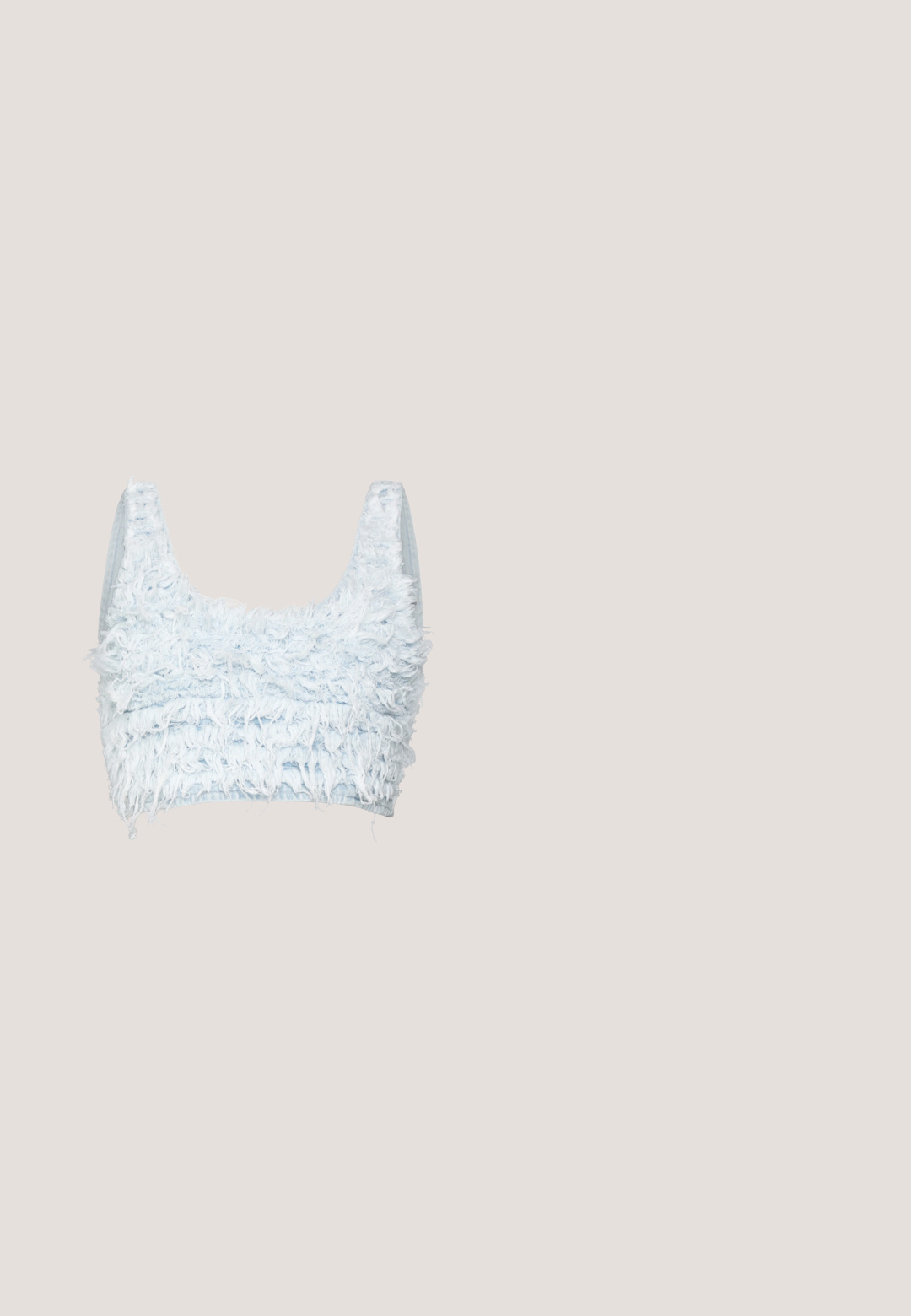 DL1961 TANK  - Μπλούζα - denim fur (vintage); Φούστα από τζιν σε ανοιχτό μπλε χρώμα με πιέτες, διαθέτει κούμπωμα με κουμπιά μπροστά και ακατέργαστο τελείωμα. Ομαλή υφή και casual στυλ.; Διαφανές σανδάλι με χαμηλό τακούνι, διαφανείς ράβδους και λεπτό, ελαφρώς καμπυλωτό τακούνι σε λευκό φόντο.; Ενα ζευγάρι ορθογώνια γυαλιά ηλίου με ανοιχτό μπλε ημιδιαφανείς σκελετούς και σκούρους γκρι φακούς, διαθέτοντας ίσιες βραχίονες και ελάχιστες λεπτομέρειες υλικών.; Μικρή ασημένια τσάντα με επάνω χερούλι, αλυσίδα ιμάντα και διακοσμητικό φιόγκο με στρας στο μπροστινό καπάκι.; Ροζ σκουλαρίκια στολισμένα με κρυστάλλους, με περίτεχνες μορφές και μεταλλικές λεπτομέρειες. Ελαφρύς σχεδιασμός με μοτίβο φιλγκρέ και κούμπωμα με καρφίτσα.