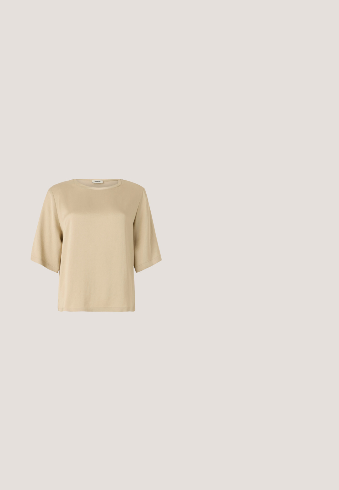 Beige bomulds t-shirt med rund halsudskæring, korte ærmer og en afslappet pasform. Glat tekstur uden synlige mønstre eller udsmykninger.; Sorte fløjlsbukser med vid ben og høj talje, der har to forlommer og en subtil vertikal ribbet tekstur.; Sort læder Calvin Klein slip-on mule med blokhæl, der hviler på trætøj udendørs nær en grøn plante og en grå væg.; Store sorte oversized solbriller med geometrisk form, med mørke linser og en kontrasterende grå detalje på stellet. Logo på armen.; Lille cylindrisk beige læderhåndtaske med to håndtag, en aftagelig skulderrem og Calvin Klein-logo på fronten.; Sølv metal hoop øreringe med et tekstureret design, der har en lille post bagpå og branding på en af øreringene. Rund form med en poleret overflade.