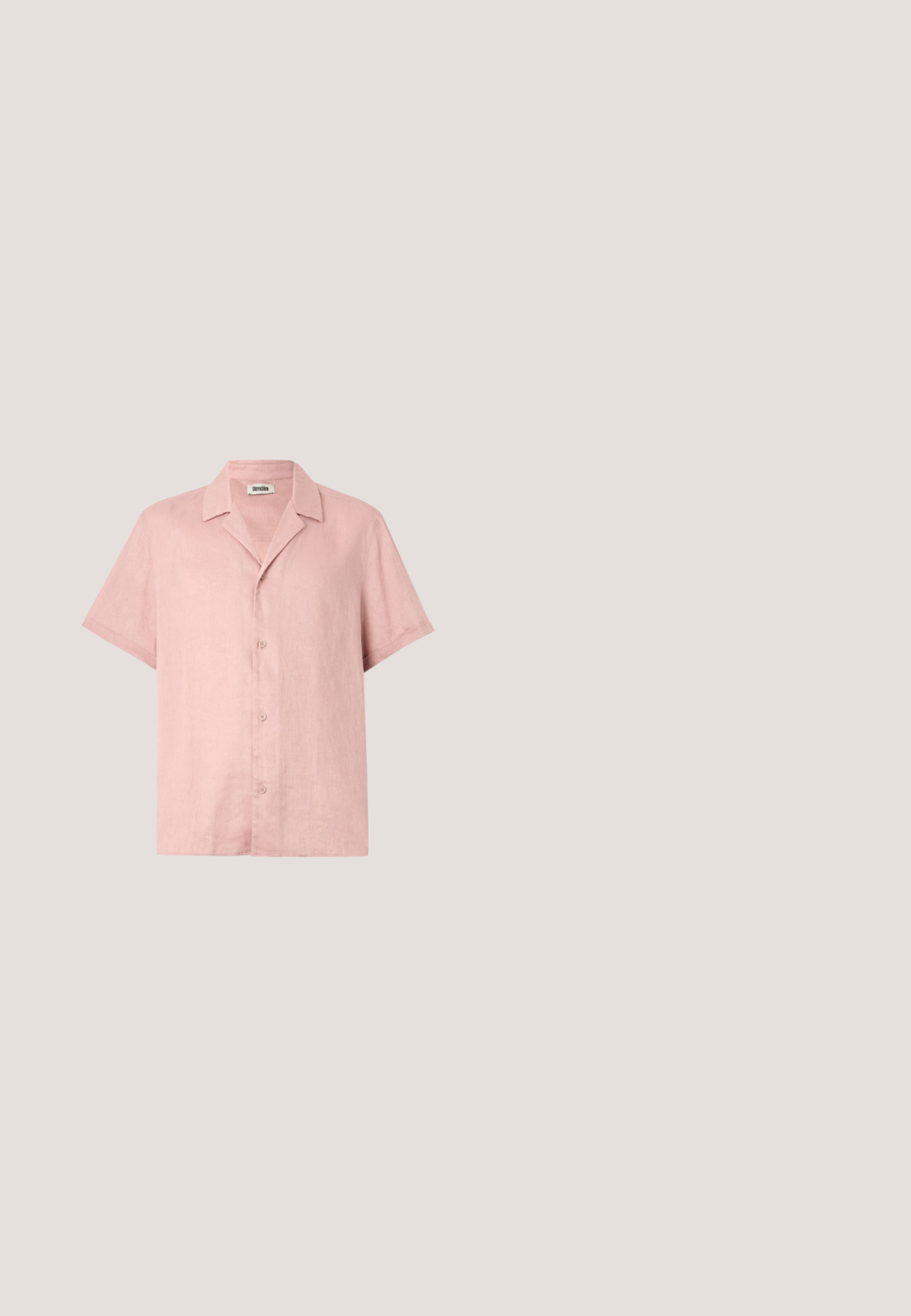 Chemise à manches courtes en lin rose doux, avec un col évasé, fermeture par boutons sur le devant et une coupe décontractée. Texture lisse avec un léger éclat.; Shorts beige longueur genou avec taille à cordon et passants de ceinture, fabriqués en tissu léger et texturé.; Mocassin en daim marron avec une semelle intermédiaire en jute tressée et un détail de bride, avec un marquage subtil sur le côté.; BOSS Lunettes de soleil - brown; Sac cabas en daim marron foncé avec des poignées noires et une pochette rectangulaire zippée assortie fixée à l'avant.; Ceinture en cuir tressé marron foncé avec boucle rectangulaire argentée et patch en cuir embossé de "Tiger of Sweden" sur fond blanc.