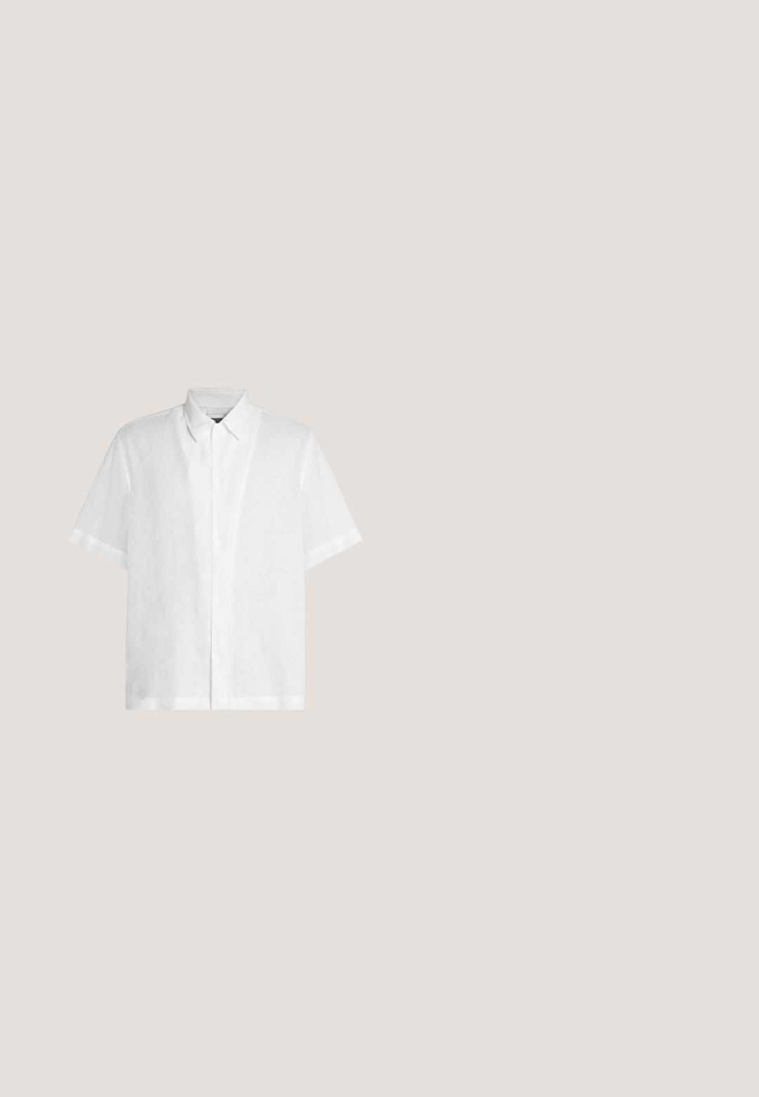 Chemise blanche à manches courtes avec boutons et col classique, présentée à plat sur un fond clair uni.; Pantalon large en lin beige avec taille élastique, bouton à l'avant et fermeture par cordon, présenté sur un fond clair uni.; Tongs noires avec des brides texturées, semelle plate et bord cranté. Fabriquées en caoutchouc avec une finition lisse et un design minimaliste.; Lunettes de soleil rectangulaires noires avec des verres foncés, monture en plastique épaisse, avant avec des bords anguleux et une légère finition brillante. Accent doré sur la branche.; Sac tote en toile noir avec deux poignées robustes. Présente un texte blanc : "LES DEUX Sporting Goods" et "Inspiré par la communauté depuis 2011."; Ceinture tissée beige avec un design à sangle plate, dotée d'une boucle en métal argenté et d'un accent en cuir avec le logo de la marque.