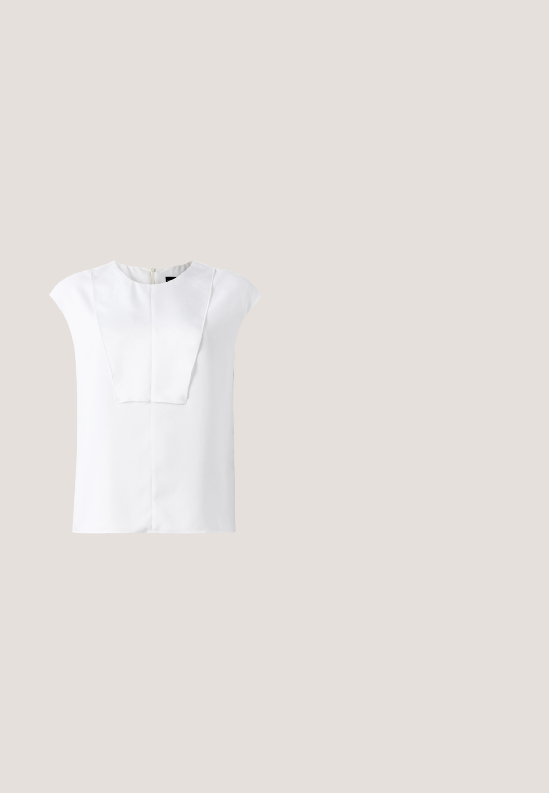 Weißes Kurzarmbluse mit rundem Ausschnitt und rechteckigem Frontpaneel, auf einem schlichten Hintergrund präsentiert.; Helle blaue, hoch geschnittene Jeans aus Denim mit weitem Bein, fünf Taschen und Nähdetails. Glatte Textur mit sauberem Finish.; Metallischer goldener Slingback-Schuh mit spitz zulaufender Zehenpartie, mittelhohem Stiletto-Absatz und schwarzer Innenausstattung vor weißem Hintergrund.; Sonnenbrille mit ovalen, dunklen Gläsern; leichtes, strukturiertes Creme-Gestell; mit silbernem Logo-Akzent an der Seite; schlankes, modernes Design.; Schwarze Lederhandtasche mit geflochtenem Griff, goldener Hardware und dem Markennamen "Vanessa Bruno" in Gold in Bodennähe, dargestellt vor weißem Hintergrund.; Schwarzer breiter Ledergürtel, zusammengerollt mit großer quadratischer gepolsterter Schnalle und Metallzunge vor hellem Hintergrund.