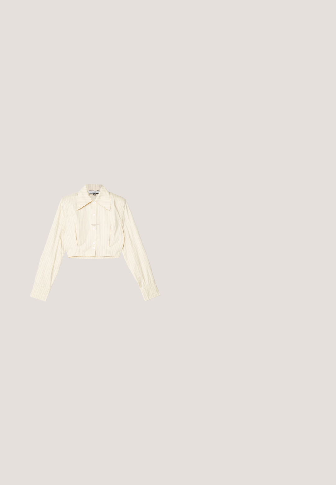 Chemise à manches longues coupée, de couleur beige clair avec des rayures verticales. Elle présente un col pointu, une fermeture par boutons et un tissu texturé.; Jean large en denim bleu foncé avec taille haute, poches avant et une texture lisse avec des accents de coutures subtiles.; Mules noires à talons avec un bout rond, fabriquées en cuir lisse. Dotées d'une bande élastiquée et d'un talon cylindrique proéminent.; Lunettes de soleil rectangulaires noires avec des verres sombres, présentant un matériel complexe sur les branches et une finition lisse et brillante.; Sac à main en cuir noir avec poignée nouée et ferrures dorées, doté d'une bandoulière amovible et d'une texture subtile embossée.; Collier doré avec des perles rondes en forme de dôme reliées de manière uniforme, présentant un fermoir à bascule circulaire sur un fond blanc.