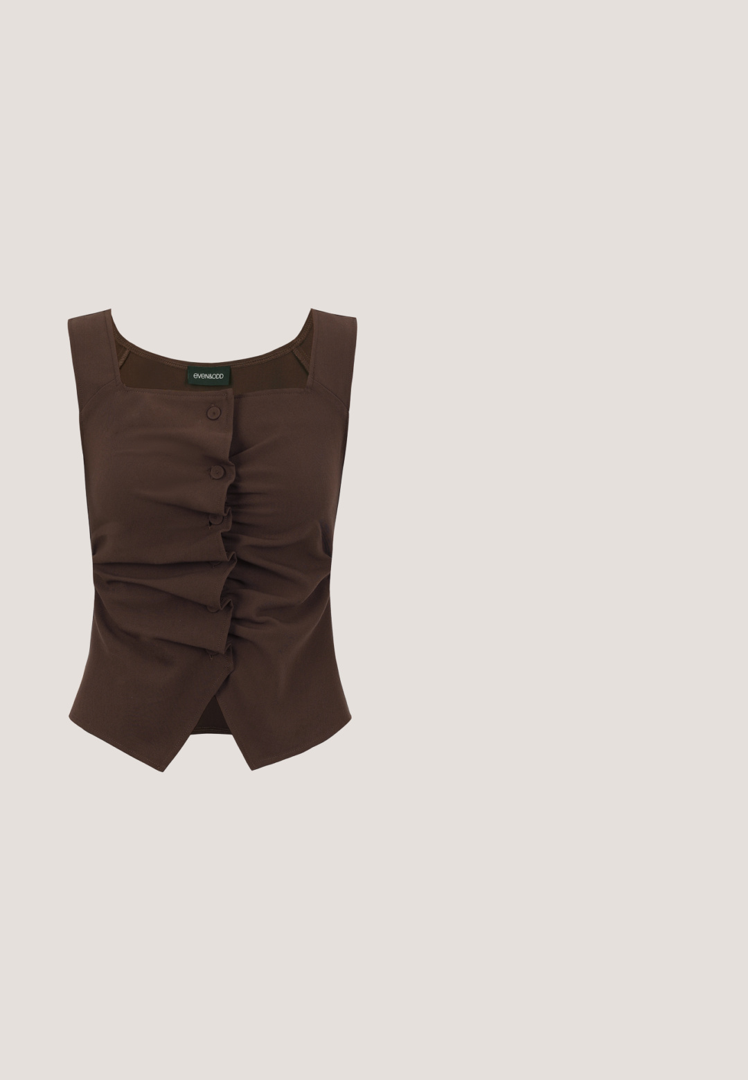Blouse marron sans manches avec encolure carrée et boutons sur le devant créant un détail froncé et asymétrique au centre.; Jupe longue marron en tissu lisse avec une silhouette droite. Présente une fente sur le côté pour faciliter les mouvements. Design uni sans motifs.; Escarpin en daim marron à talon haut et bout pointu avec un talon aiguille étroit et élégant sur un fond clair uni.; Lunettes de soleil rondes teinte brun avec une monture bordeaux brillante. Branches fines avec un détail de marque subtil. Design de verres plats.; Sacoche en cuir marron doux avec un haut froncé et une fine bandoulière, posée sur un fond blanc.; Paired boucles d'oreilles en métal doré poli de forme irrégulière avec un centre ouvert sur un fond blanc uni.