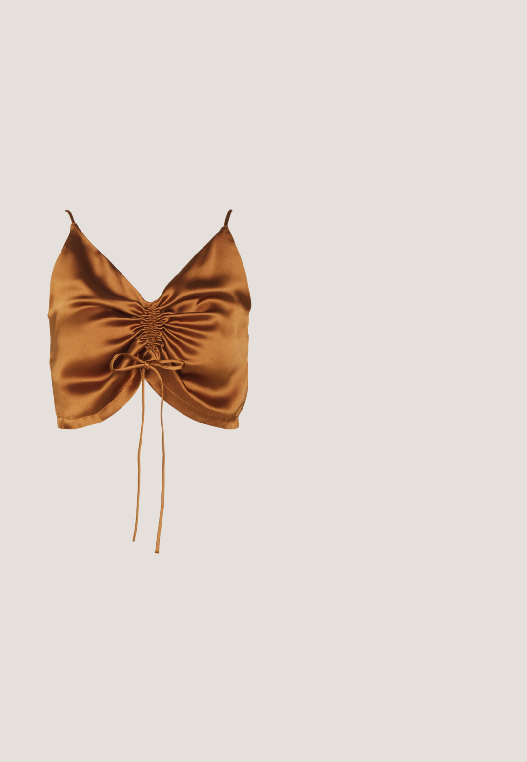 Even&Odd CAMI RUSHING FRONT - Top - 708 - cognac; Monki Bukser - black; Lyserøde trædestøvler lavet af gummi, med ventilationshullerne, en kontureret form og en struktureret sål for greb. Bæres med lyse beige bukser.; Brune skildpadde solbriller med en vintage katteøje-form og brune linser. Har buede arme med røde detaljer.; Sort håndtaske med en rund form, lavet af glat materiale. Har et flet håndtag og en lynlåslukning for sikker opbevaring.; Snoede sølv hoop øreringe med en glat finish og post-back lukning, der viser et moderne, sammenflettet design.