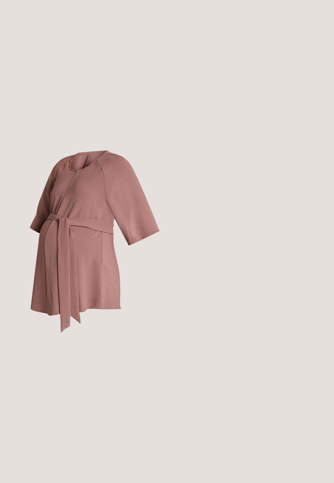 Haut de maternité mauve avec des manches mi-longues jusqu'au coude et une ceinture à nouer à la taille, conçu pour le confort et le style pendant la grossesse.; Jupe portefeuille rouge et blanche à motifs, avec une attache à la taille, présentant un design géométrique et une silhouette fluide.; Des chaussettes marron côtelées jusqu'aux genoux associées à des ballerines en daim marron de type Mary Jane avec une sangle décorative et une boucle, portées avec un manteau sombre.; Monture de lunettes rectangulaire translucide brun clair avec verres transparents présentée sur un fond blanc.; Sac à main en daim marron foncé avec deux longues anses et une petite étiquette attachée, sur un fond clair uni.; Boucles d'oreilles dorées avec une forme abstraite et organique, présentant une surface texturée et une fermeture à poussette.