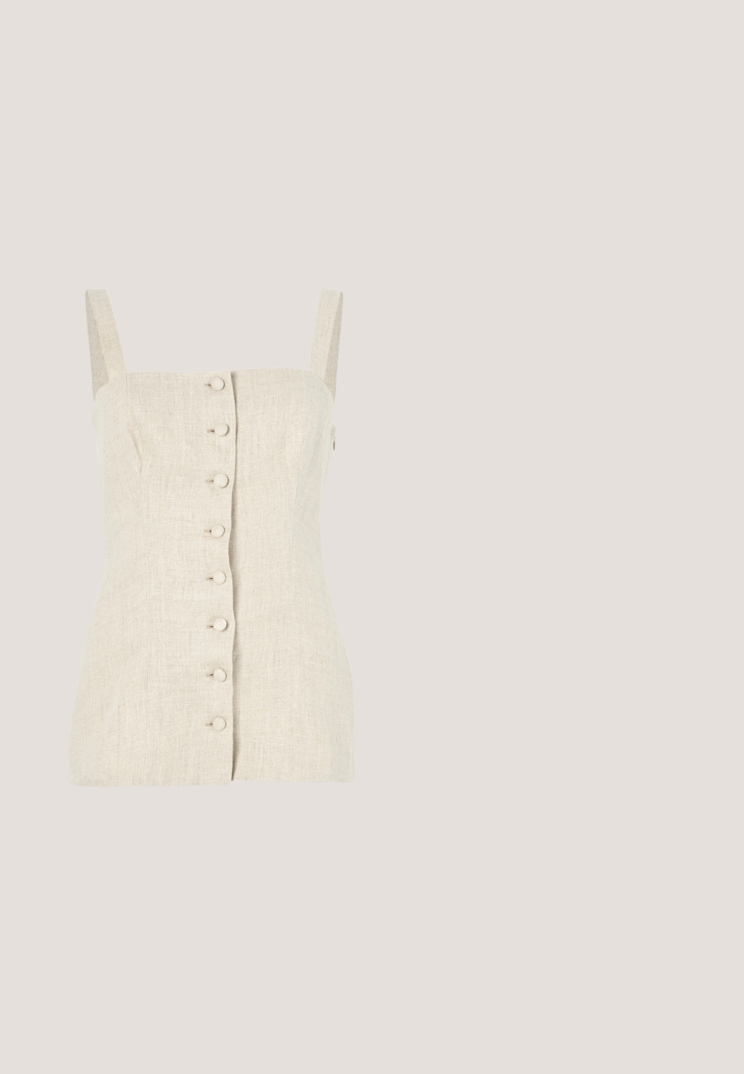 Beige linnen mouwloos topje met een getailleerd ontwerp, voor sluiting met knopen en een gestructureerde stof. Heeft schouderbanden met rechte snit.; Beige linnen wijdvallende broeken met een hoge taille en een verborgen rits aan de achterkant. Soepele textuur en ademend materiaal.; Beige open-toe mule met een lage kittenhak en een geweven, circulaire decoratieve band over de voorkant.; Zonnebril met een vierkant schildpadmontuur en bruin getinte glazen, met kleine decoratieve zilveren stippen op de pootjes.; Geweven rotan handtas in de vorm van een sint-jakobsschelp met natuurlijke lichtbruine kleur en afgeronde, gestructureerde randen.; Oorbellen met gouden studs, elk met een enkele ronde witte parel, geplaatst in glad, gebogen metaal tegen een effen lichte achtergrond.