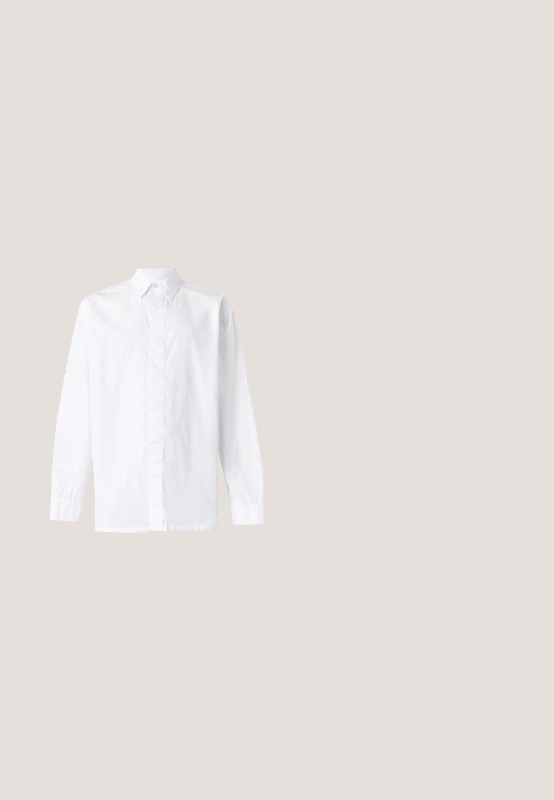 Witte blouse met lange mouwen, met knopen en een klassieke kraag, getoond tegen een effen lichte achtergrond.; Zwarte katoenen broek met een slim fit. Voorzien van een knoopsluiting, riemlussen en zijzakken. Glad textuur zonder zichtbare patronen.; Zwarte leren cowboylaars met ingewikkelde geëmbosseerde ontwerpen, spitse neus en een lage gestapelde hak met metalen accenten.; Zwarte rechthoekige zonnebril met donkere lenzen, kunststof frame en gouden accenten op de scharnieren. Strak ontwerp met rechte steunen.; Lichtbeige stropdas met een subtiel diagonaal streepjespatroon, gemaakt van soepel materiaal, met een taps toelopende punt en een constante breedte.; Zwarte leren riem met een rechthoekige zilveren gesp waarop "BOSS" is gegraveerd, losjes opgerold op een effen witte achtergrond.