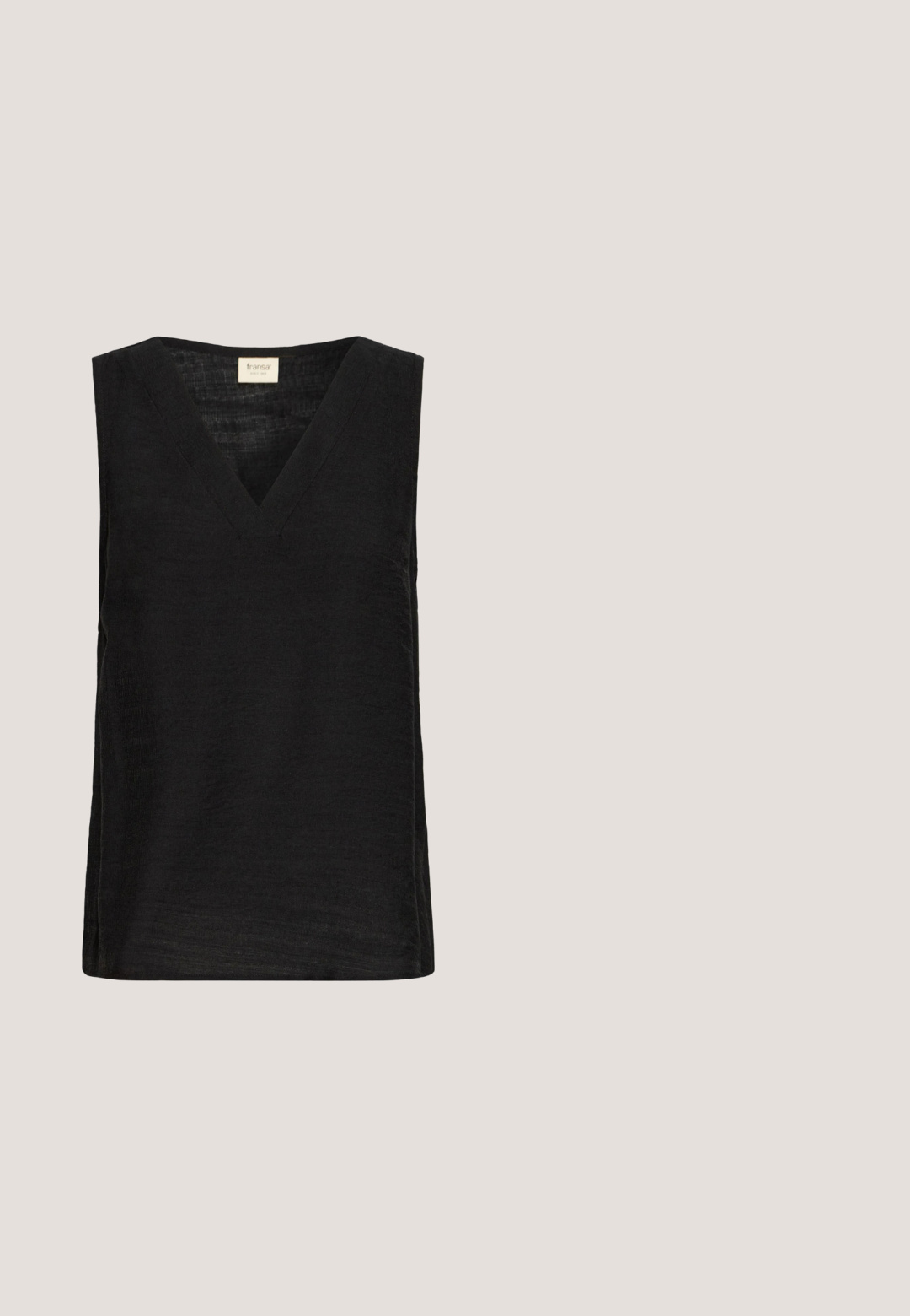 Schwarzes ärmelloses Oberteil aus strukturiertem Stoff, mit einem V-Ausschnitt und lockerer Passform. Schlichtes Design mit klaren Linien und ohne Verzierungen.; Schwarze weit geschnittene Hose aus glattem Stoff, mit elastischem Bund und zwei vorderen Taschen, mit einem fließenden Fall und minimalistischem Design.; Schwarze Lackleder-Sandalette mit T-Riemen-Design, geschlossener Zehenpartie und kleinem Blockabsatz. Verfügt über crisscross-Riemen an der Vorderseite.; Schwarze Sonnenbrille mit übergroßen, eckigen Rahmen, grauen Linsen und einem goldfarbenen Akzent mit einem Kristalldetail an der Fassung.; Schwarze Crossbody-Tasche mit kurvenförmigem Design, glattem Material, goldenen Beschlägen und einem Verschluss auf der Vorderseite. Enthält einen abnehmbaren Trageriemen für Vielseitigkeit.; Goldene Steckohrringe mit kleinen Perlenkreuz-Anhängern, die von runden Ösen und Schmetterlingsverschluss an einem weißen Hintergrund hängen.