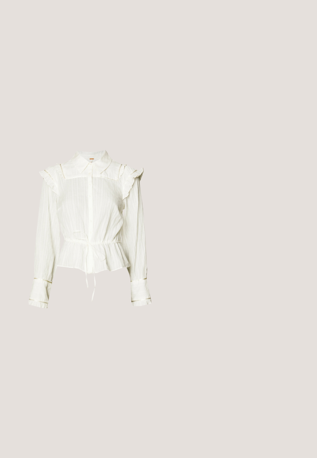 Hvid langærmet bluse med flæser på skuldrene, knapfront, peplumtalje og bindebånd. Har et struktureret, let krøllet stof.; Marineblå blyantskirt lavet af strækbart materiale. Har et tætsiddende design og en elastisk talje for komfort. Glat tekstur.; Beige slingback-sko med spids tå, lav kitten-heel og en drejet detalje ved tåområdet.; Beige quiltet læder crossbody taske med guldfarvet kæderem og rektangulært drejelås i midten foran.; Sølv ørestikker med glatte, aflange ovale toppe og hvide dråbeformede perlevedhæng, sikret med sommerfugle-låse.; Brun læderbælte med en gylden metalspænde, der har en tekstureret overflade og fem huller til justering, inkluderer en lille dekorativ charm.