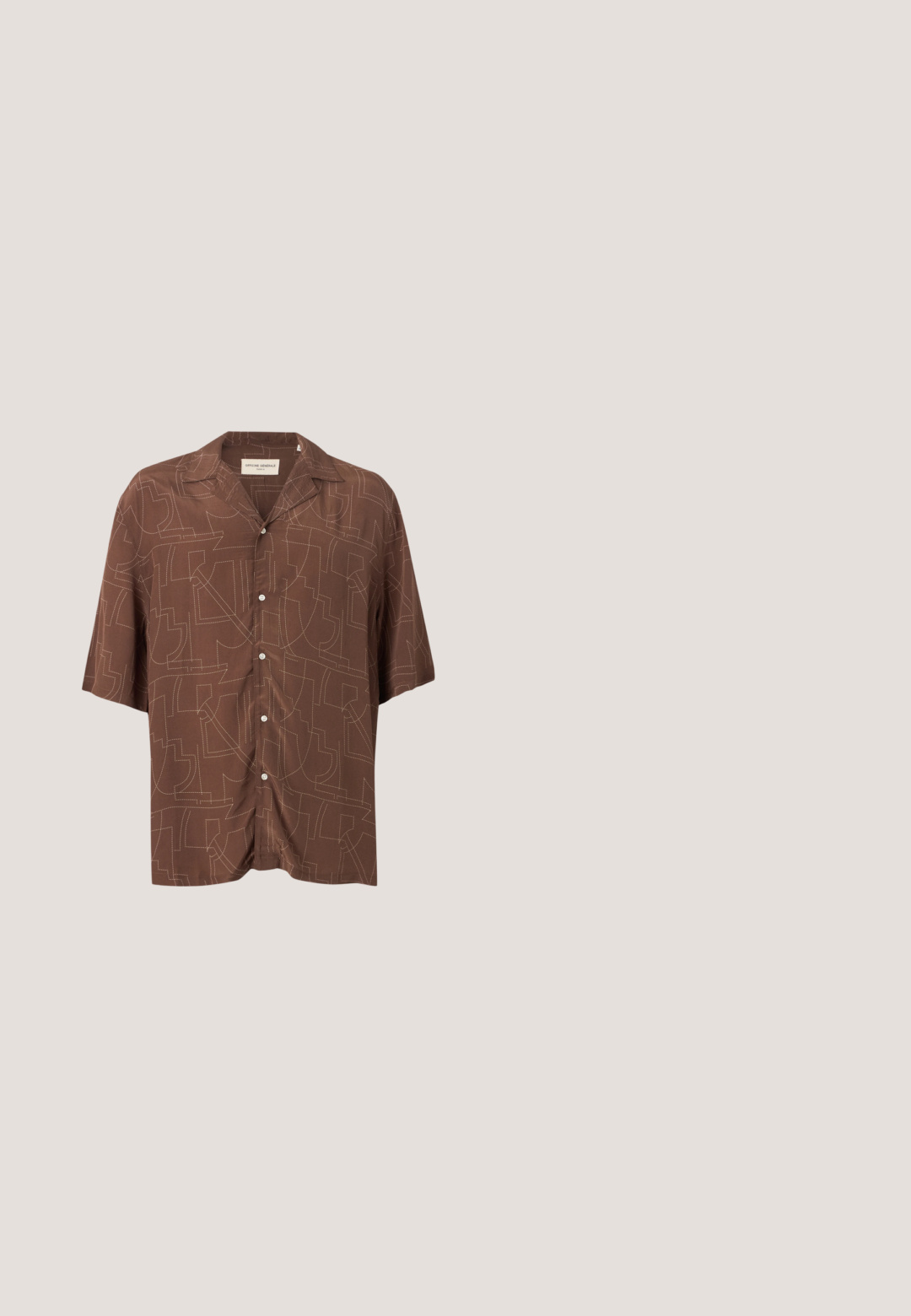 Chemise marron à manches courtes boutonnée avec col pointu et motif géométrique abstrait cousu sur toute la surface.; Pantalon droit marron foncé avec passants de ceinture, fermeture par bouton et pli sur le devant, présenté sur fond blanc.; Mocassin pour homme en cuir brun foncé avec un talon bas, un bout carré arrondi et une bride sur le cou-de-pied, présenté en profil latéral.; Lunettes de soleil rectangulaires en écaille avec de larges montures et des verres teintés jaunes sur fond blanc.; Serviette en cuir brun foncé avec deux poignées, une bandoulière détachable et un petit logo à l'avant sur un fond uni.; Ceinture en cuir tressé marron foncé avec boucle rectangulaire argentée et patch en cuir embossé de "Tiger of Sweden" sur fond blanc.