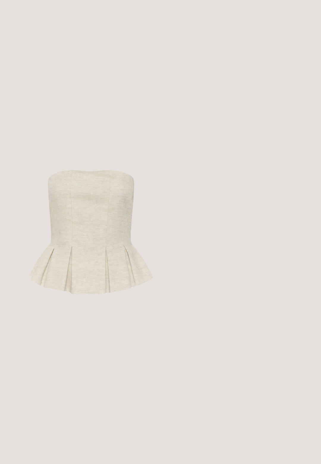Beige stropløs linned peplum-top med strukturerede sømme og udflarede plisser ved kanten.; Lyse beige, vide bukser lavet af et blødt, tekstureret materiale. Har en elastisk talje med snørelukning til justering.; Sandal med slide-design, der har en let metallisk overdel, korkfodbed og tekstureret brun gummisål. Spænde detalje med logoaccent.; Ovale sorte solbriller med guldfarvede metalstel og mørke tonede linser placeret på en hvid overflade.; Beige vævet crossbody-taske med sort justerbar rem, med fed sort "LOVE MOSCHINO Made with love"-tekst på den forreste klap.; Guldbelagt armbånd med blomsterdetaljer, der har lyseblå sten, klare krystaller langs båndet og en sikker lukning.