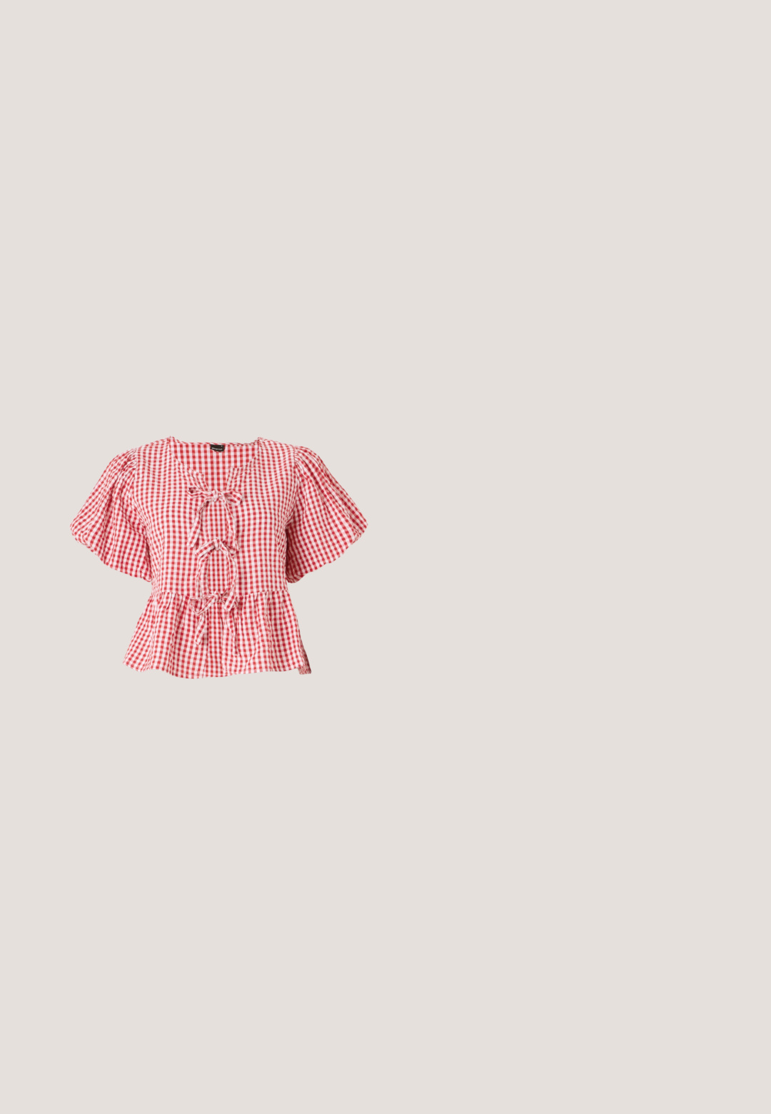 Rood-wit geruite blouse met puffmouwen, een strikdetail bij de hals en een peplum-zoom. Gemaakt van lichtgewicht stof.; Rode katoenen maxi rok met een elastische tailleband, voorzien van drie gelaagde ruches en een gladde textuur. Eenvoudig ontwerp zonder zichtbare patronen.; Maroon leren slingback schoen met puntige neus en lage blokhak, zijaanzicht op een effen lichte achtergrond.; Ronde, bruin getinte zonnebril met een glanzend bordeauxrood frame. Slanke pootjes met subtiele merkdetails. Vlakke lensontwerp.; Bourgondische handtas van glanzend materiaal, rechthoekige vorm, met twee schouderbanden en subtiele gebogen accenten aan de voorkant.; Een paar glanzende, gladde, onregelmatige ovale gouden knopoorbellen geplaatst op een effen lichte ondergrond.