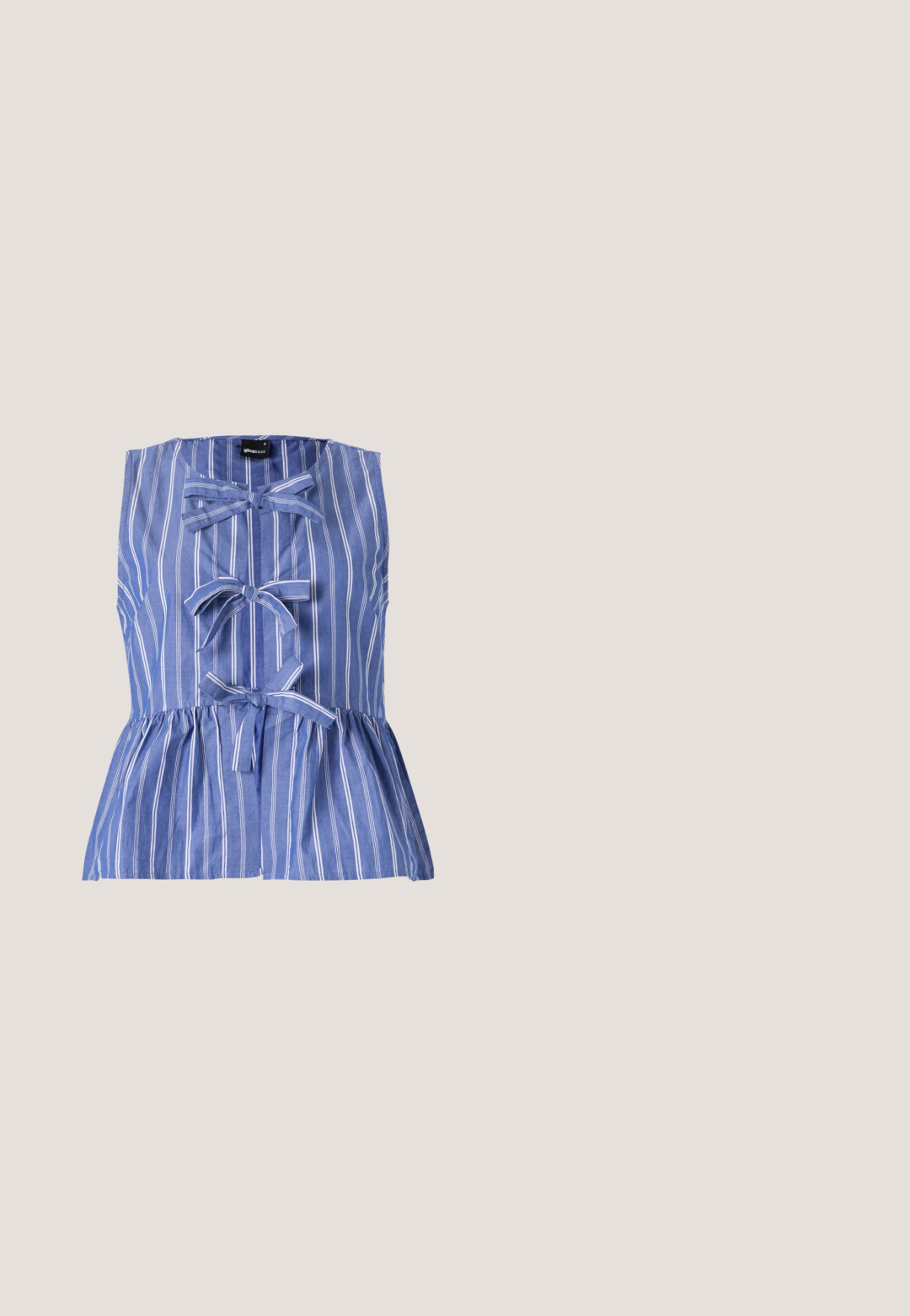 Blauw-wit gestreepte mouwloze top, met een peplum-silhouet, strikaccenten en een knoopsluiting aan de voorkant.; Lange rok met een blauw-wit abstract patroon, lichtgewicht stof, brede tailleband en een rechte silhouet met zijsplitsingen.; Denim slingback pumps met een spitse neus, verstelbare gespstrap en een glanzende blauwe hak. Glad textuur met een lichtblauwe inlegzool.; Heldere plastic vierkante monturen met doorzichtige glazen, gekenmerkt door gouden accenten op de slapen voor extra detail.; Geel geplooide handtas van soepel nepleer, met een zachte vorm, een enkele schouderriem en een verzameld ontwerp aan de bovenkant.; Goudkleurige oorbellen in de vorm van abstracte handen, met een glanzend oppervlak, ingewikkelde details en een zilver- en goudkleurige post voor een veilige bevestiging.