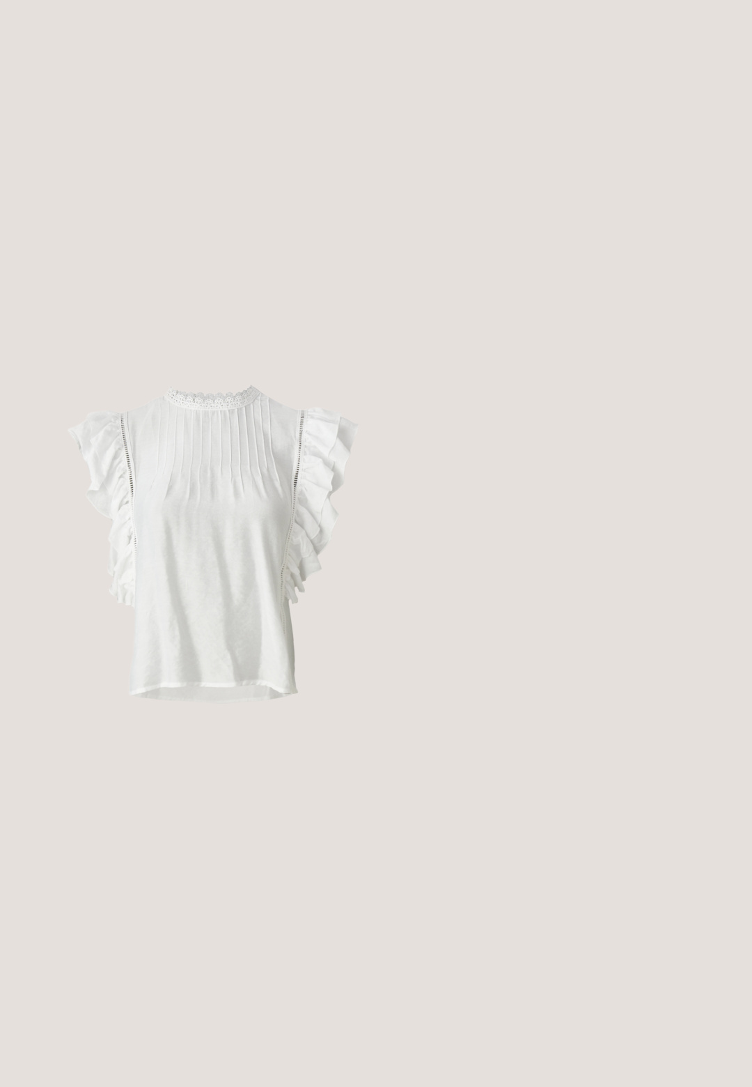 Blusa blanca de mangas cortas con pliegues, hombros rizados y un cuello alto con encaje. Tejido suave con una textura lisa.; Falda de jersey azul marino con un fondo fruncido, cintura elástica y borde decorativo bordado a lo largo del dobladillo. Tejido suave y ligero.; Bota negra de cuero hasta media pantorrilla con cuatro hebillas metálicas ajustables y un tacón bajo en bloque sobre fondo blanco.; Gafas rectangulares transparentes con montura y patillas claras, colocadas sobre una superficie blanca con sombras suaves.; Bolso metálico plateado con detalle de cordones, que presenta un diseño elegante y una correa corta. El bolso está sostenido con las manos, mostrando su textura.; Pendientes de aro de metal plateado con superficie lisa y ligeramente curvada y cierre de tipo mosquetón sobre un fondo blanco liso.