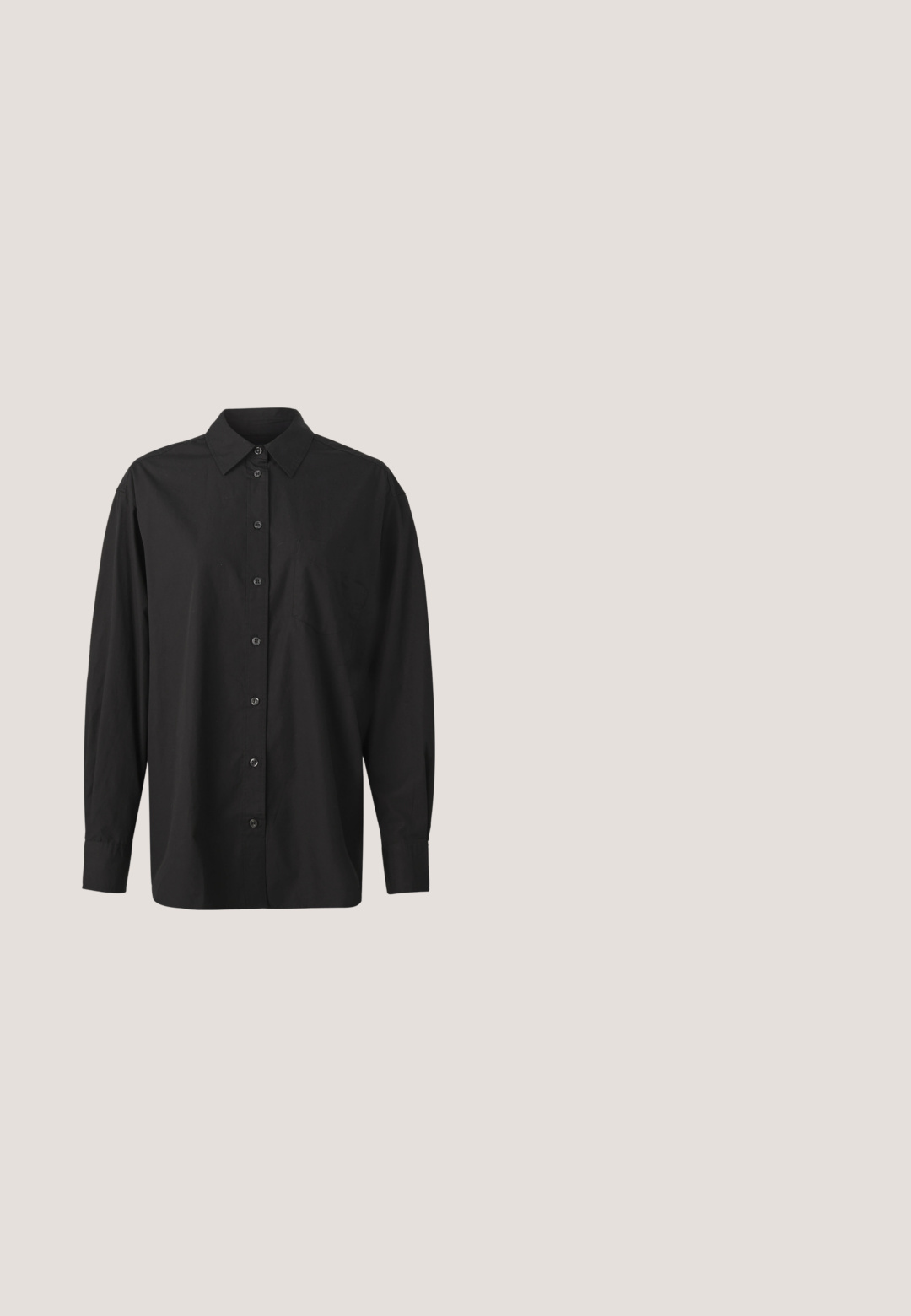 GAP THE BIG SHIRT - Blusa - black; Pantalones de pierna ancha negros, hechos de tela suave, con dos bolsillos frontales, parte delantera plana y cierre de cremallera en el lateral.; Zapato plano Mary Jane de charol negro con dos recortes y una correa con hebilla dorada sobre fondo blanco.; Gafas rectangulares negras con lentes transparentes, con bordes redondeados y acentos laterales, con un acabado brillante en el marco y las patillas.; Pendientes de aro plateados con textura ondulada e irregular. Presentan una forma circular delgada y un acabado reflectante.; Cinturón de cuero negro con una hebilla de metal plateada, con una textura suave y un diseño clásico. La correa tiene un ancho de 1.5 pulgadas.