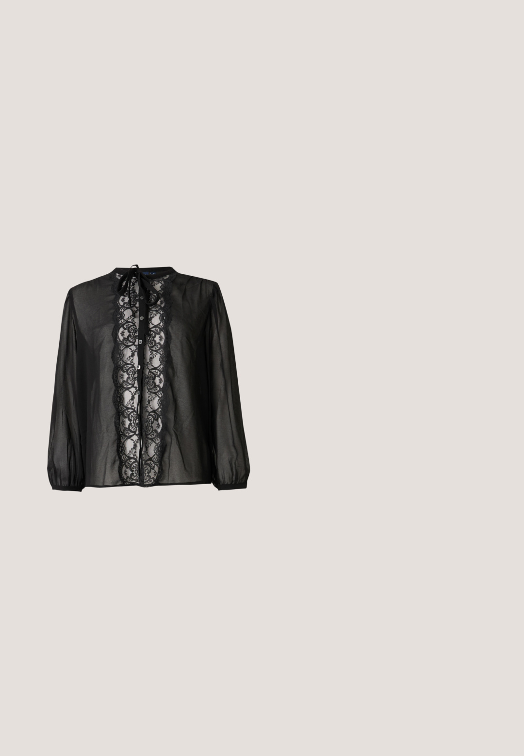 Sort gennemsigtig bluse med en blondepanel ned foran, rund halsudskæring med bindebånd og lange ærmer med elastiske manchetter. Knapper langs fronten.; Lyseblå bredbensjeans lavet af denimstof. Har en knap- og lynlåslukning, fem lommer og synlige sømme.; Sorte læder ankelstøvler med elastiske sidepaneler, afrundet tå og en kraftig blokhæl. Glat tekstur med et minimalistisk design.; Slanke sorte ovale solbriller med mørke linser og lige arme, hvilende på en hvid overflade.; Sort lædertaske med to håndtag, en aftagelig rem, magnetisk flaplukning og en glat overflade. Lynlåslukning øverst og dekorative syninger.; Brun læderbælte med en guld dobbelt-circle spænde, der har en glat overflade og justerbar længde. Simpelt design med pæne stikninger.