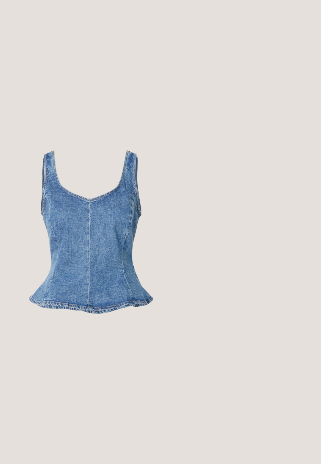 Top ajustado sin mangas de mezclilla azul con escote redondo y dobladillo ligeramente acampanado, mostrado sobre un fondo blanco.; Vaqueros de mezclilla oscuros de pierna ancha con costuras de contraste, diseño de cinco bolsillos y cierre de botón en la cintura.; Botín de cuero negro hasta el tobillo con punta afilada, un tacón geométrico medio y una textura suave. Diseño simple sin herrajes ni acentos visibles.; Gafas de sol triangulares de color plateado con lentes oscuros. La montura presenta un diseño texturizado y pequeños adornos en las esquinas. Estructura metálica elegante.; Bolso de hombro de cuero negro con detalle de correa con hebilla, bordes curvos y costuras blancas en contraste sobre un fondo liso.; Pendientes de aro de metal plateado con superficie lisa y ligeramente curvada y cierre de tipo mosquetón sobre un fondo blanco liso.